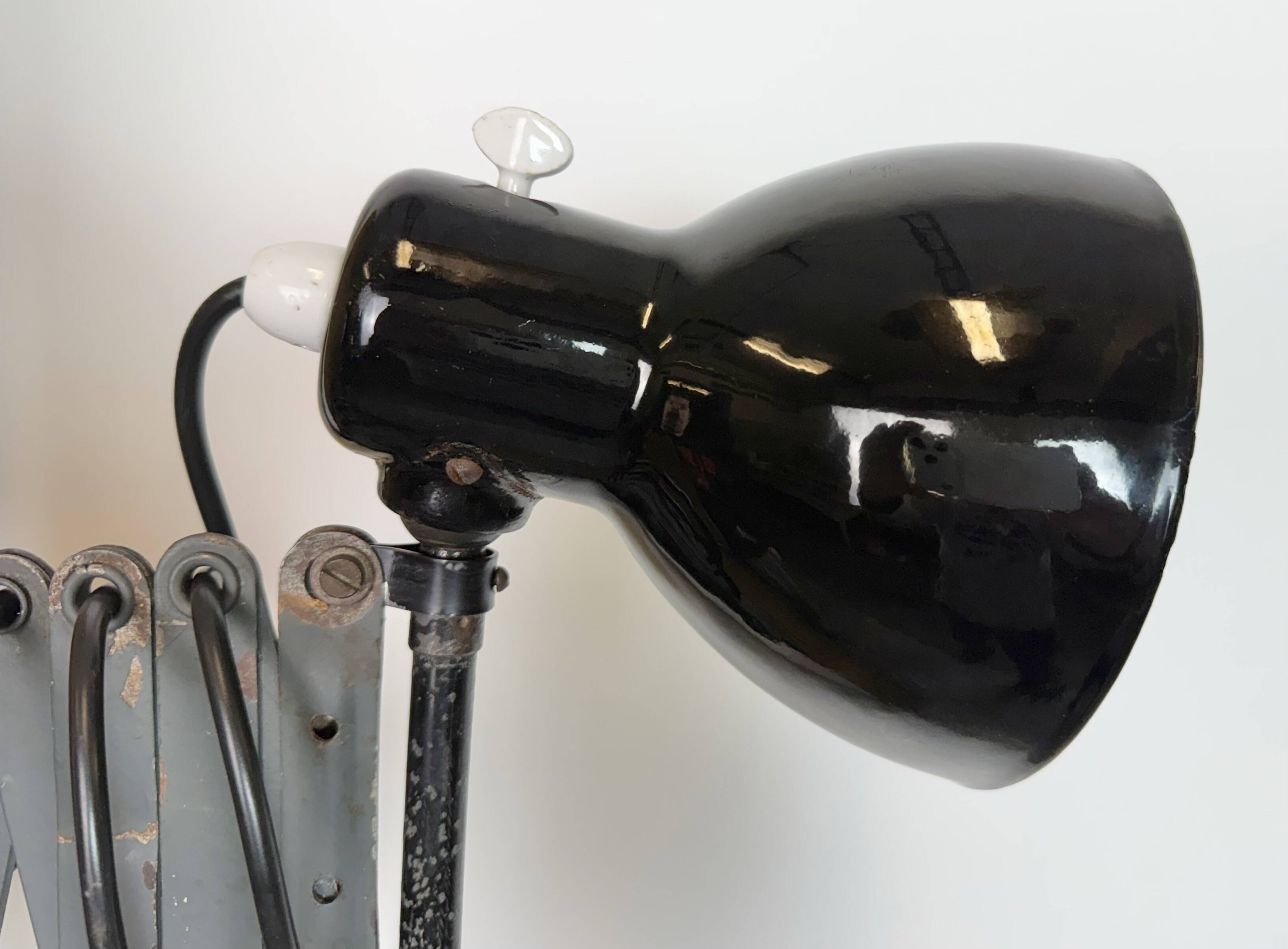 Lampe murale à ciseaux en émail noir industriel, années 1950