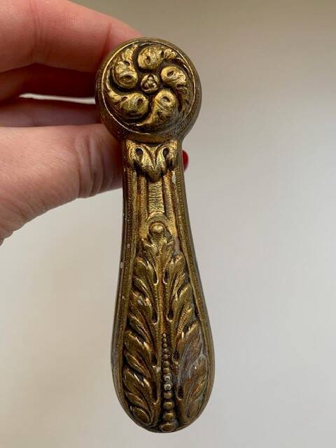 Paire de poignées de porte anciennes en laiton
