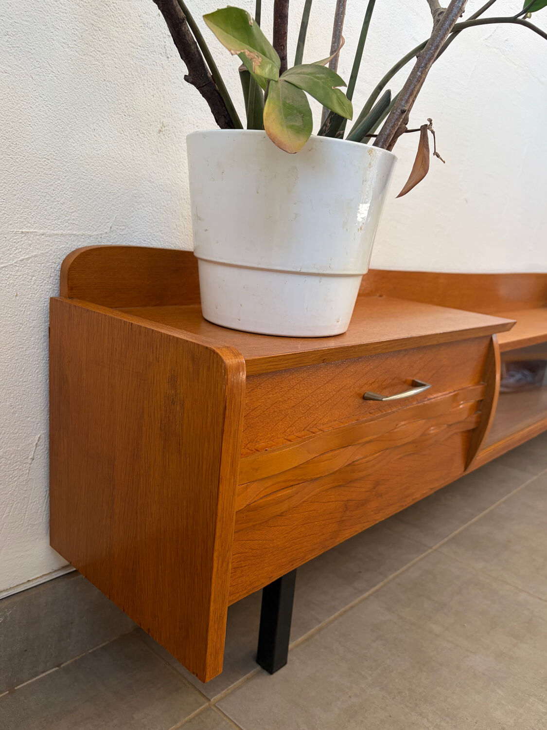 Shallow low vintage enfilade