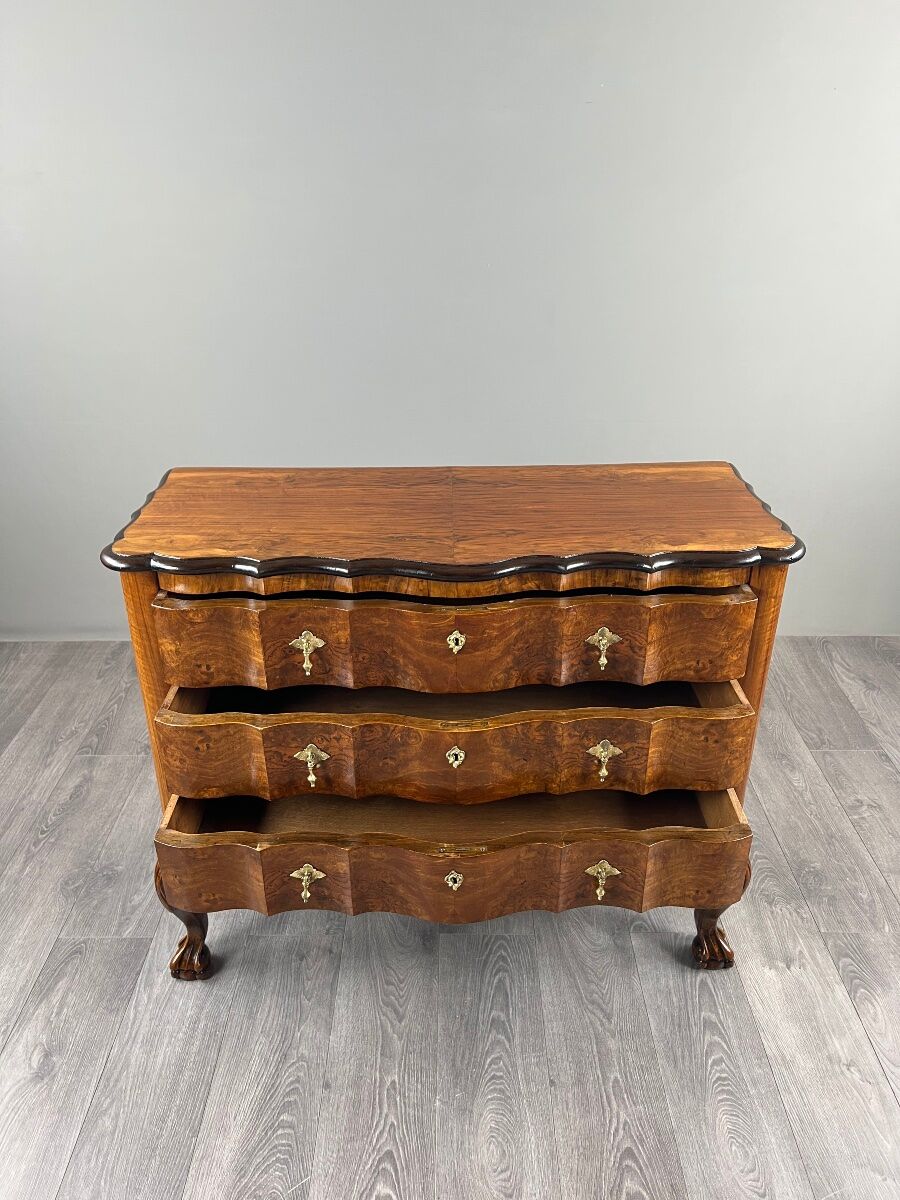 Commode de style Louis XV en placage de loupe de noyer, XXe siècle