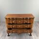 Commode de style Louis XV en placage de loupe de noyer, XXe siècle