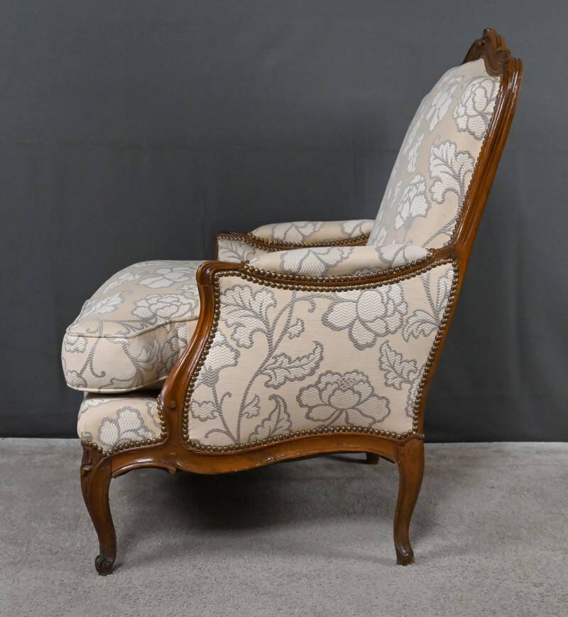 Queen's bergère in carved beech, Louis XV period – mid 18th century