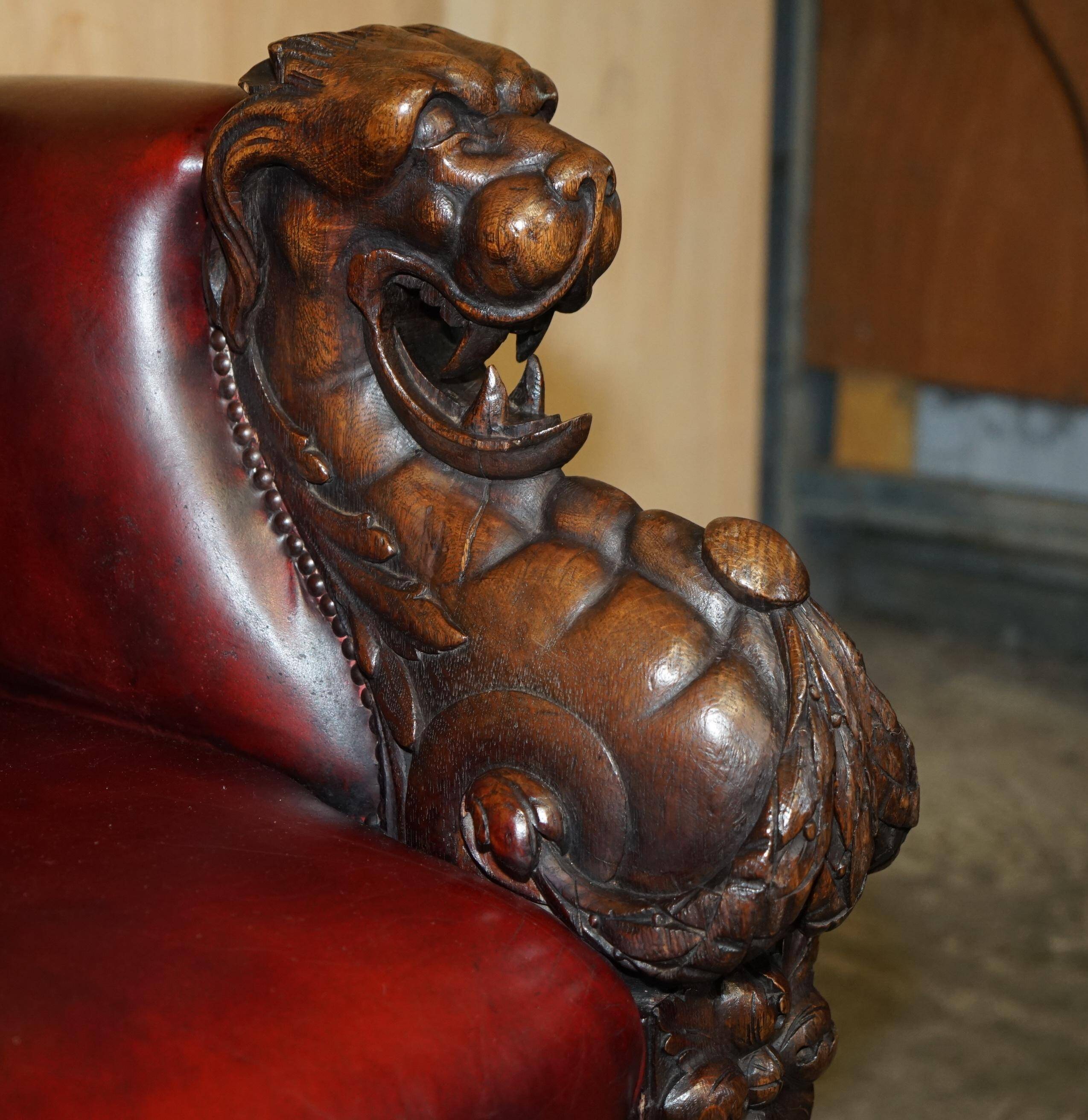 Canapé Chesterfield victorien en cuir avec têtes de lion sculptées