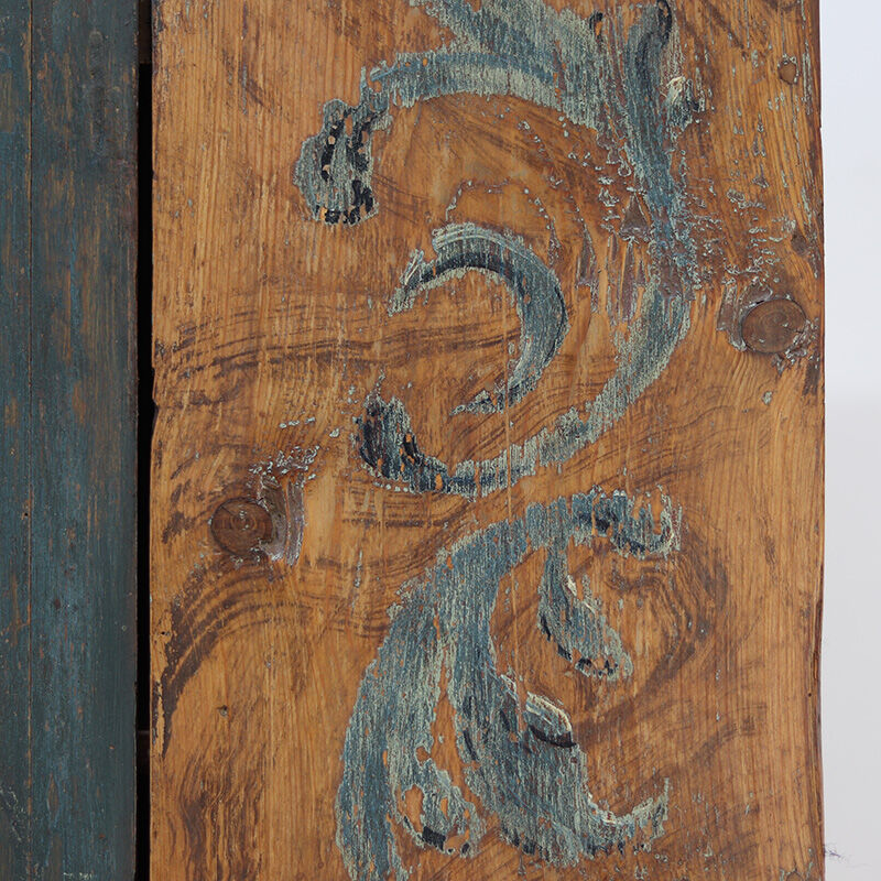 Cabinet de mariée primitif en art populaire peint de ferme antique du XVIIIe siècle