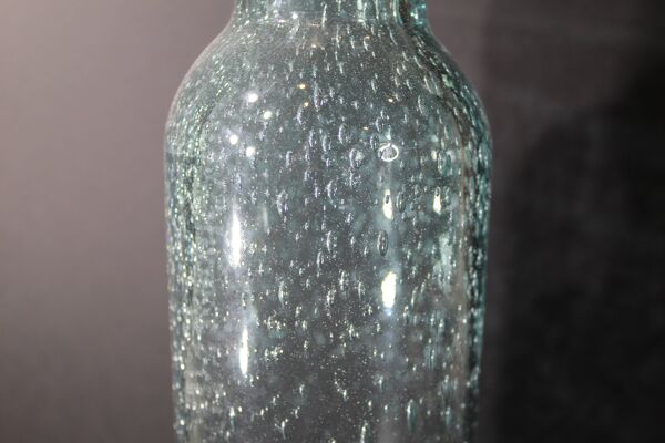 Bouteille carafe en verre bullé bleu ciel Biot