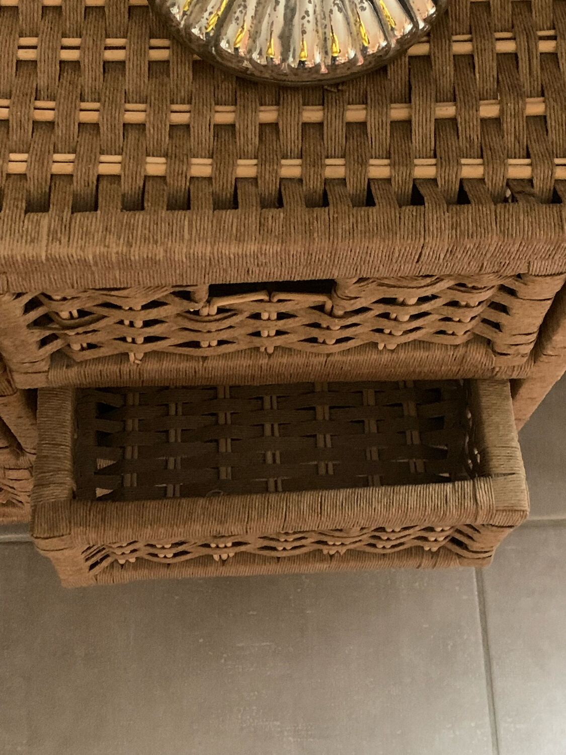 Side cabinet with drawers