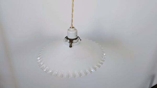 Suspension ancienne monte et baisse avec abat-jour en opaline blanche