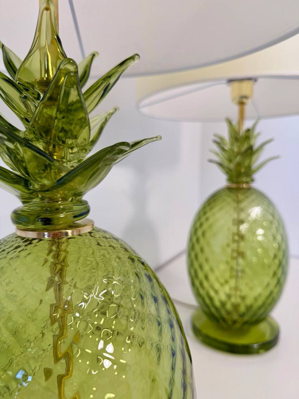 Paire de lampes en verre de Murano en forme d'ananas Art Déco italien avec abat-jours.
