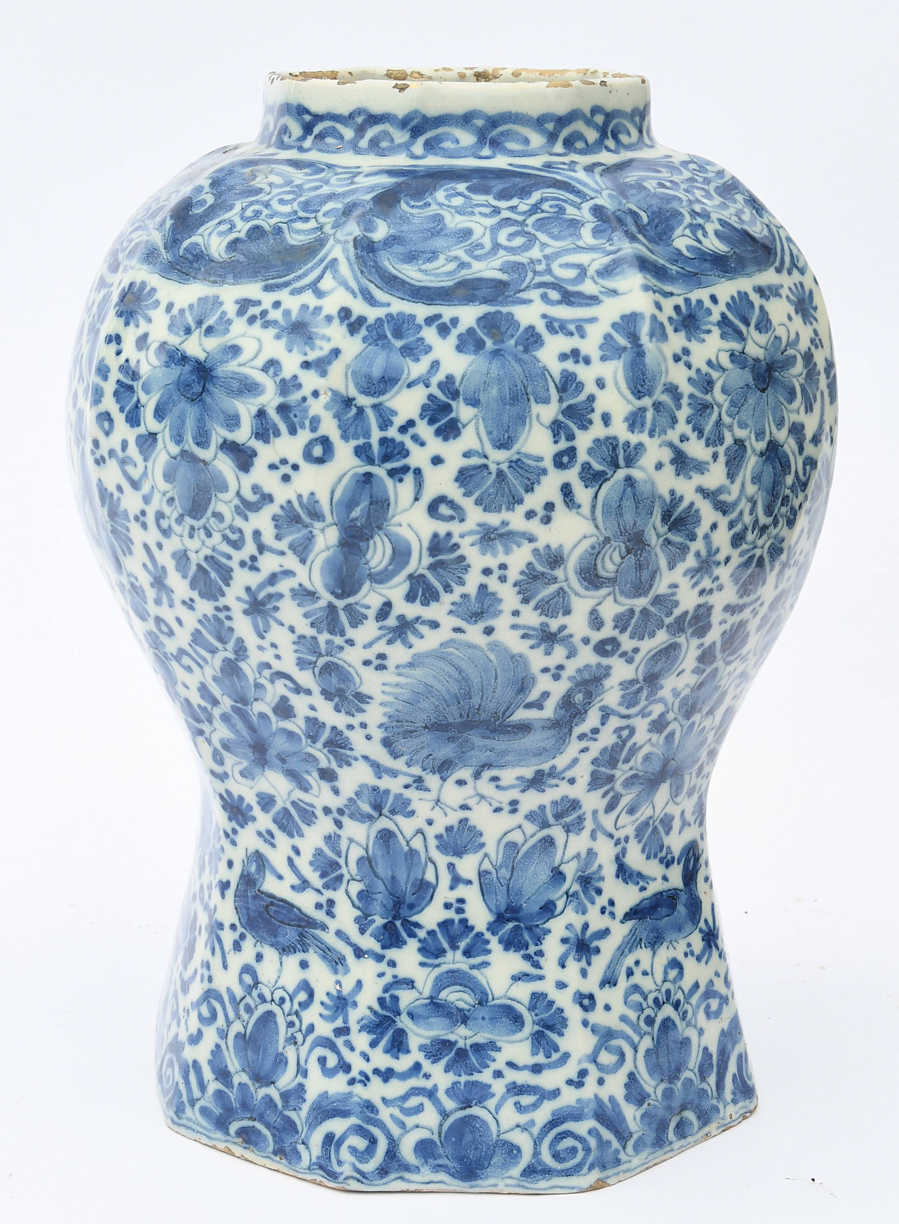 Vase en faïence à décor blanc-bleu d'oiseaux