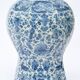 Vase en faïence à décor blanc-bleu d'oiseaux