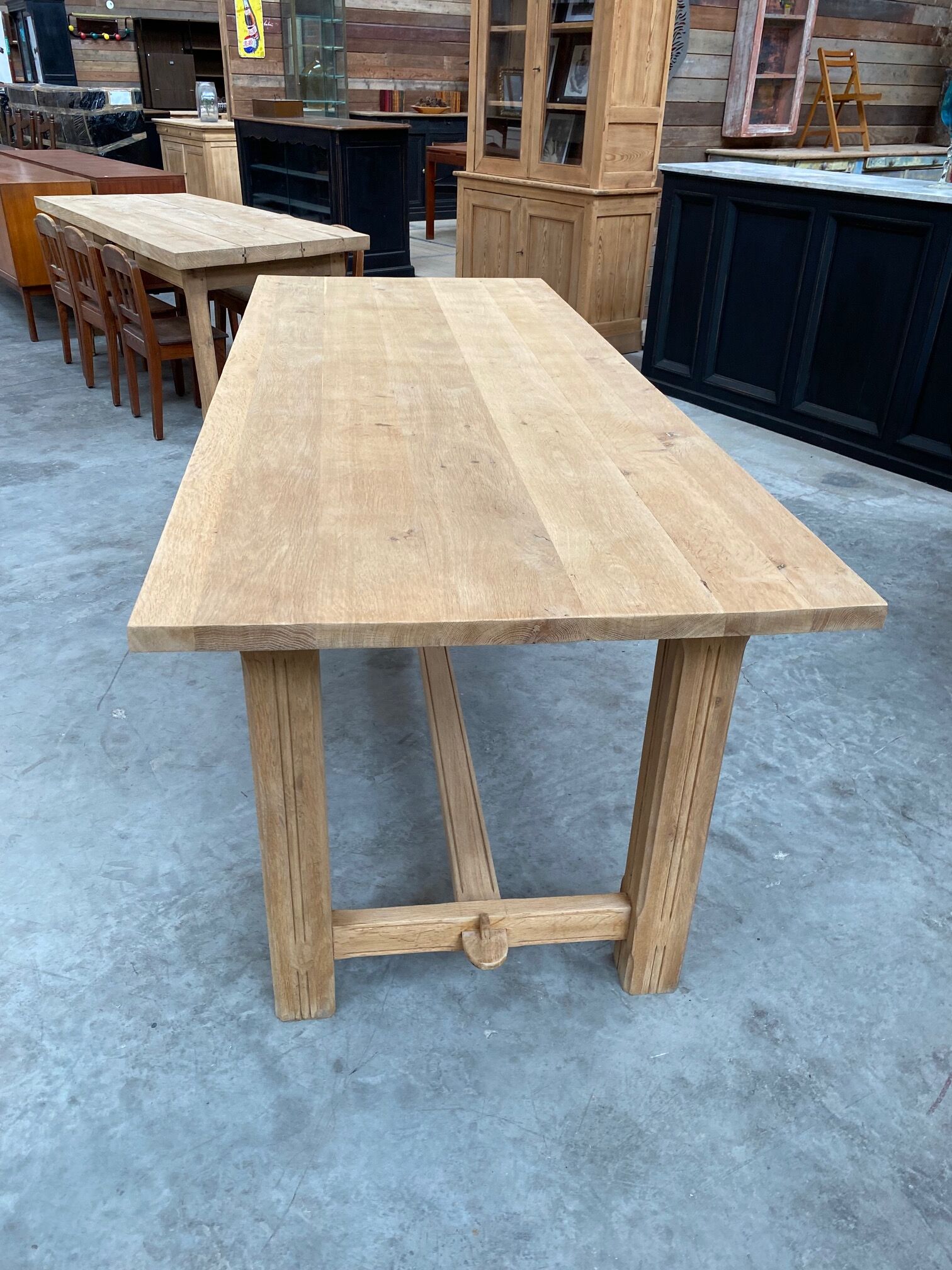 Oak farmhouse table and its 2 benches