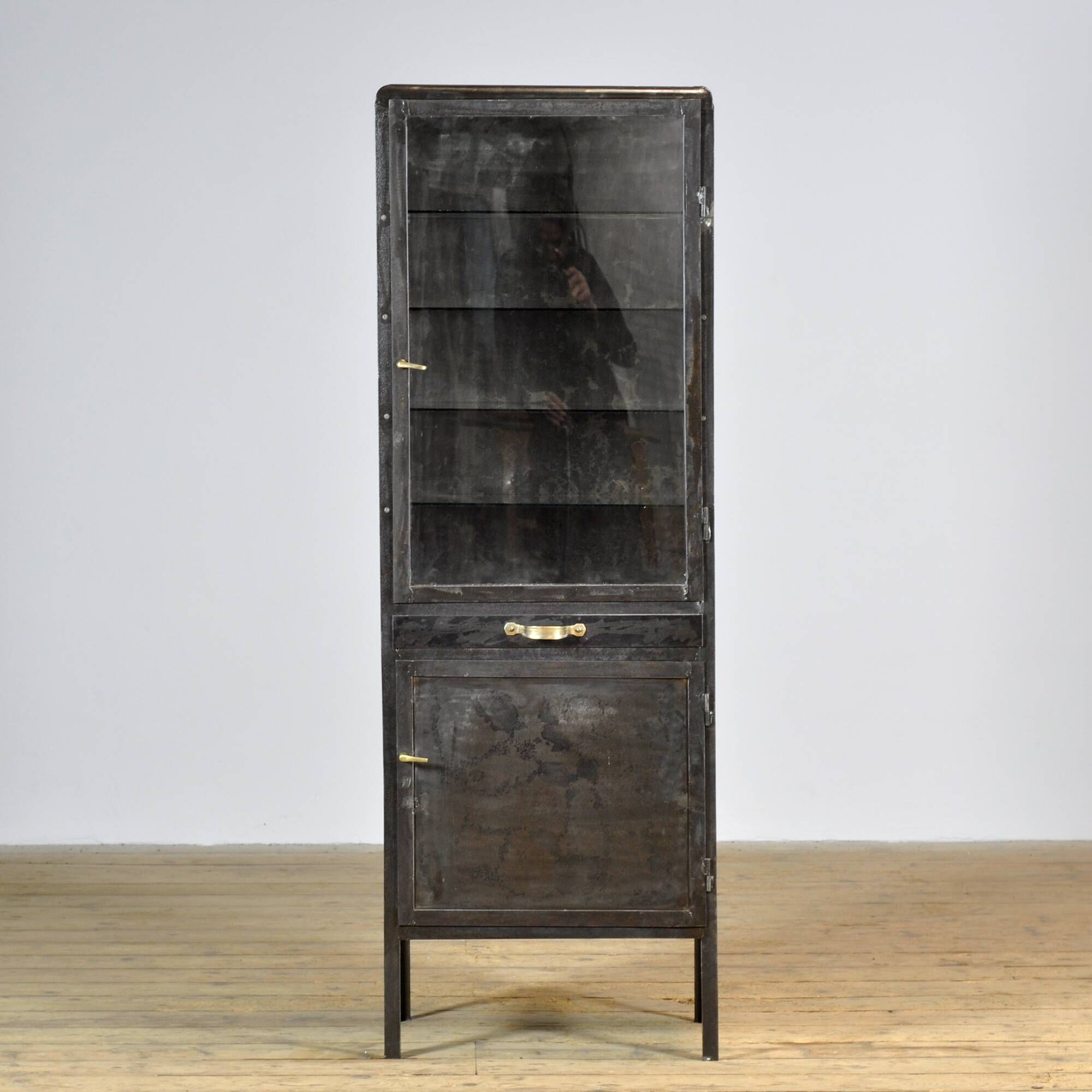 Cabinet de médecine en fer poli, années 1950