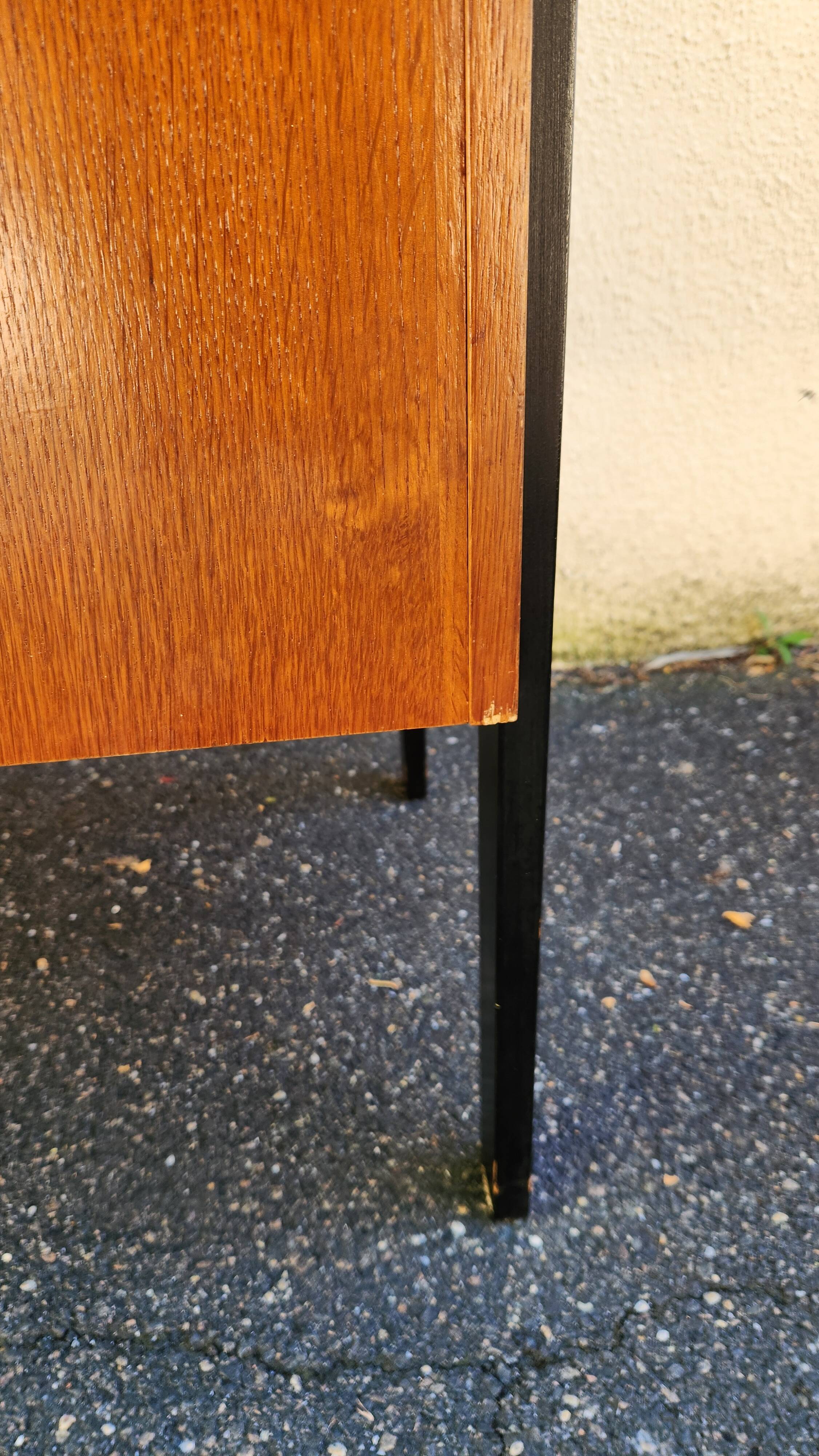 Desk with a beautiful 1960/70 look, 3 drawers + key, black legs