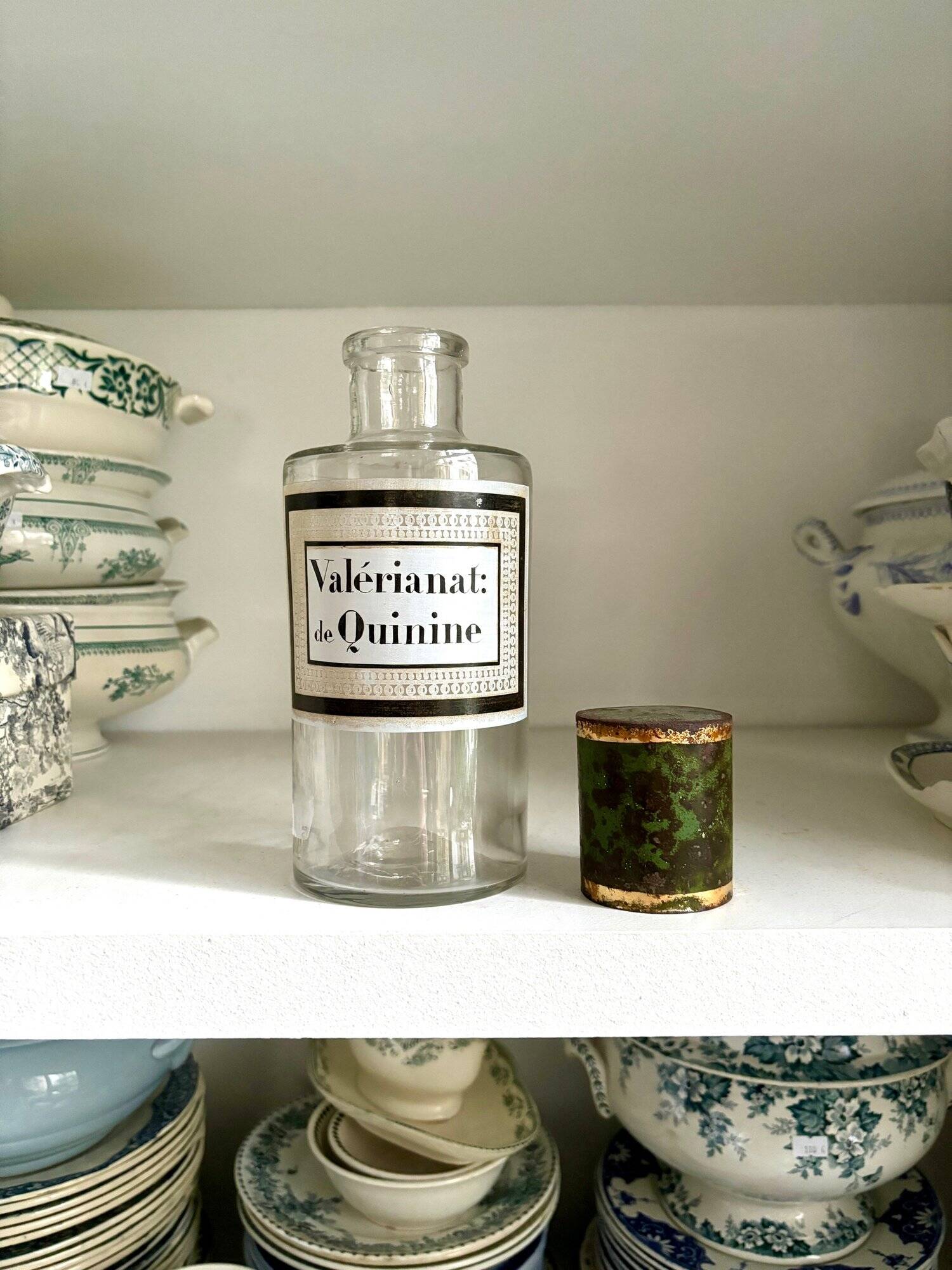 Valerianat: quinine apothecary bottle in transparent glass and metal