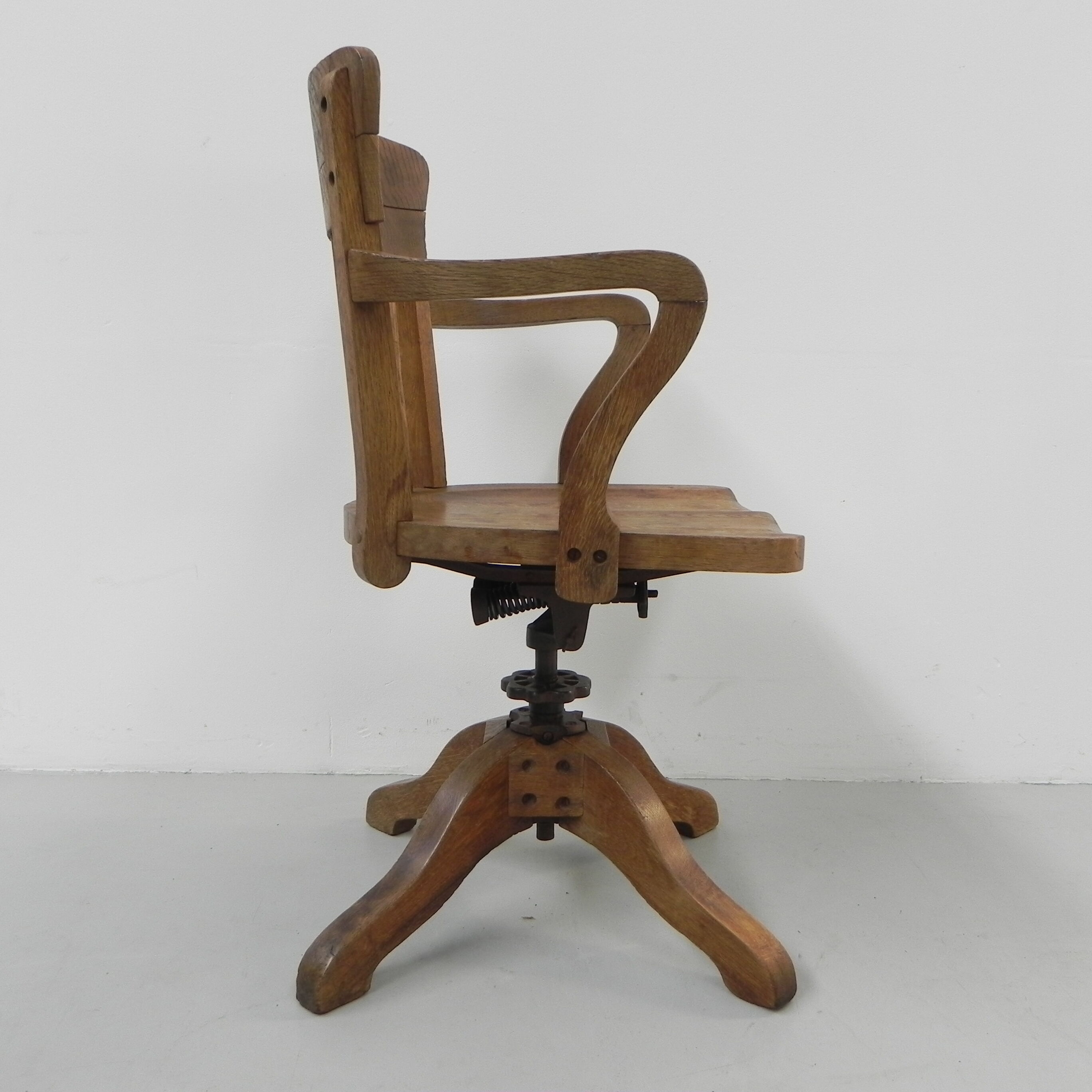 Oak office chair with spring mechanism and armrests