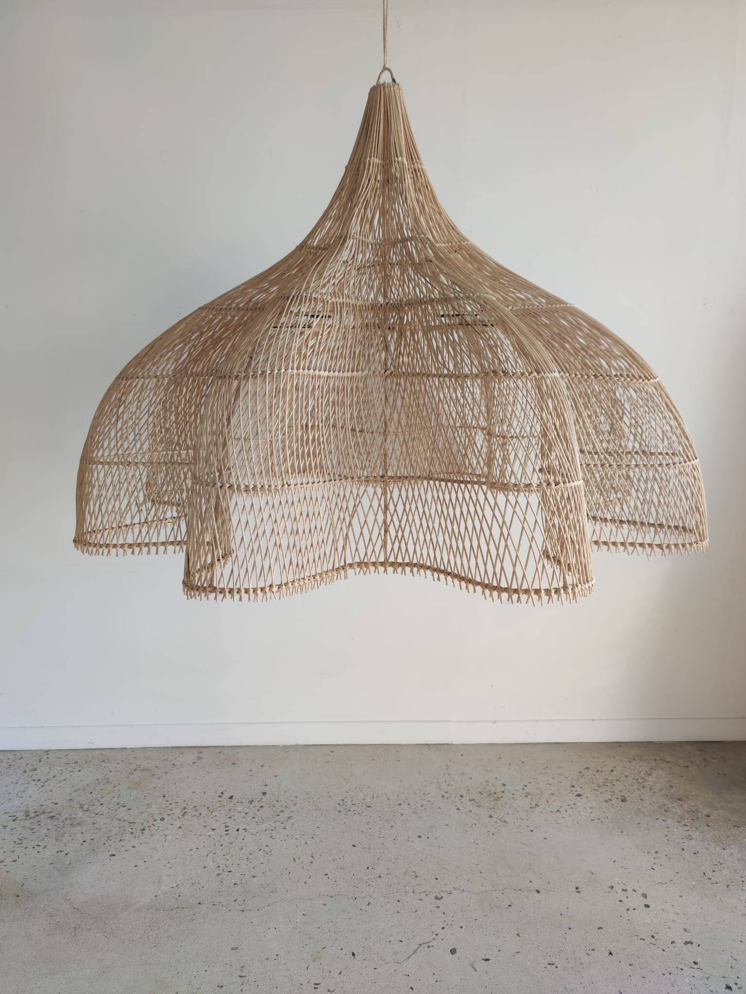 Immense rattan suspension in the shape of a flower, tulip, corolla H1m D1m50