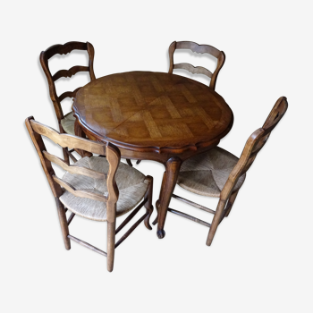 Lot d'une table ronde en chêne style Louis XV avec ses 4 chaises