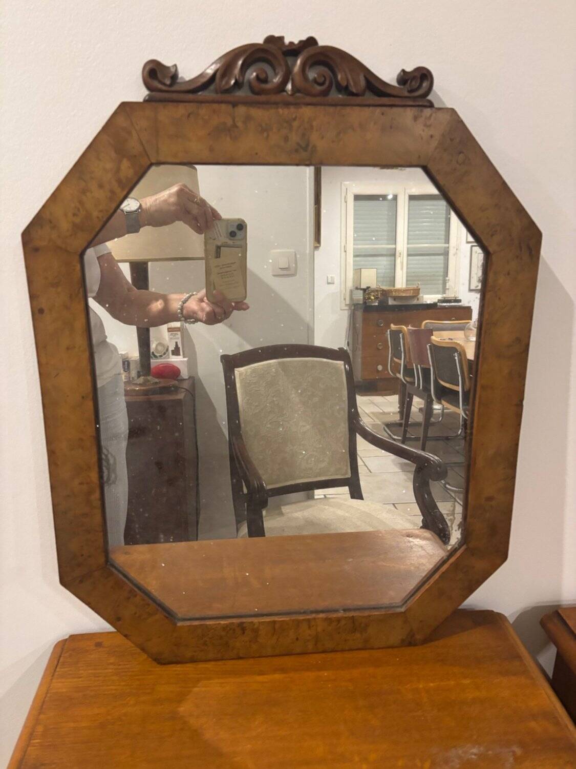 Miroir octogonal ancien - Bois de ronce & fronton sculpté à volutes