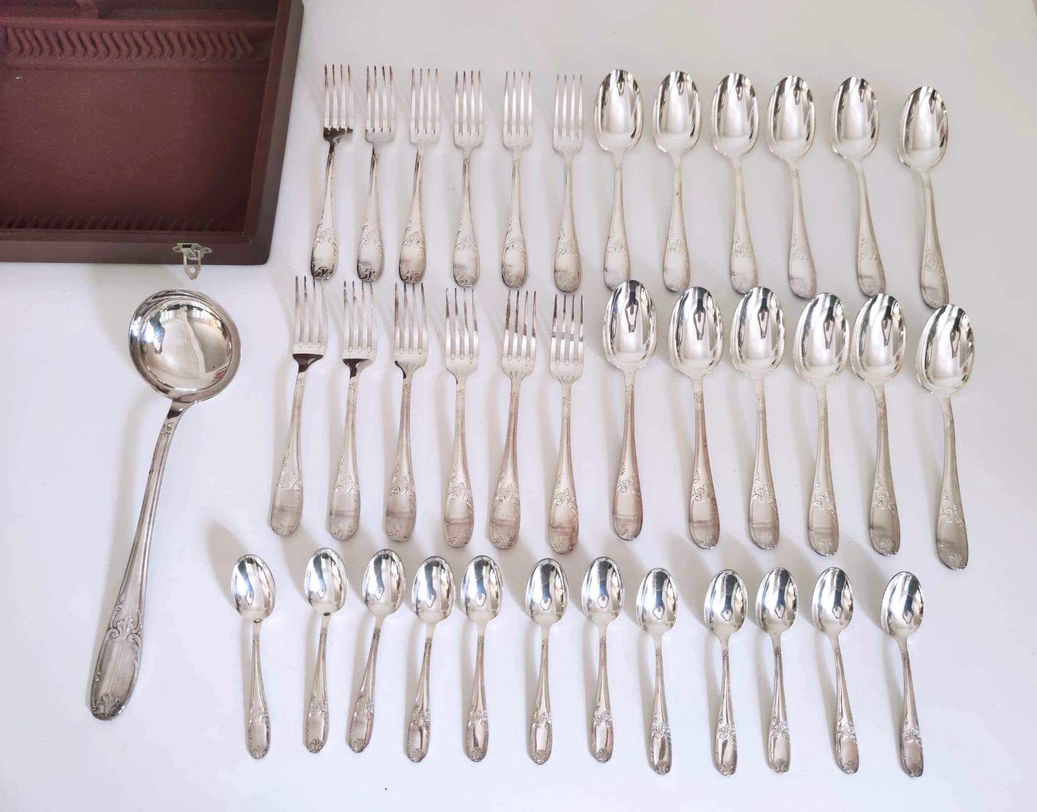 Silver metal housewife model Rocaille