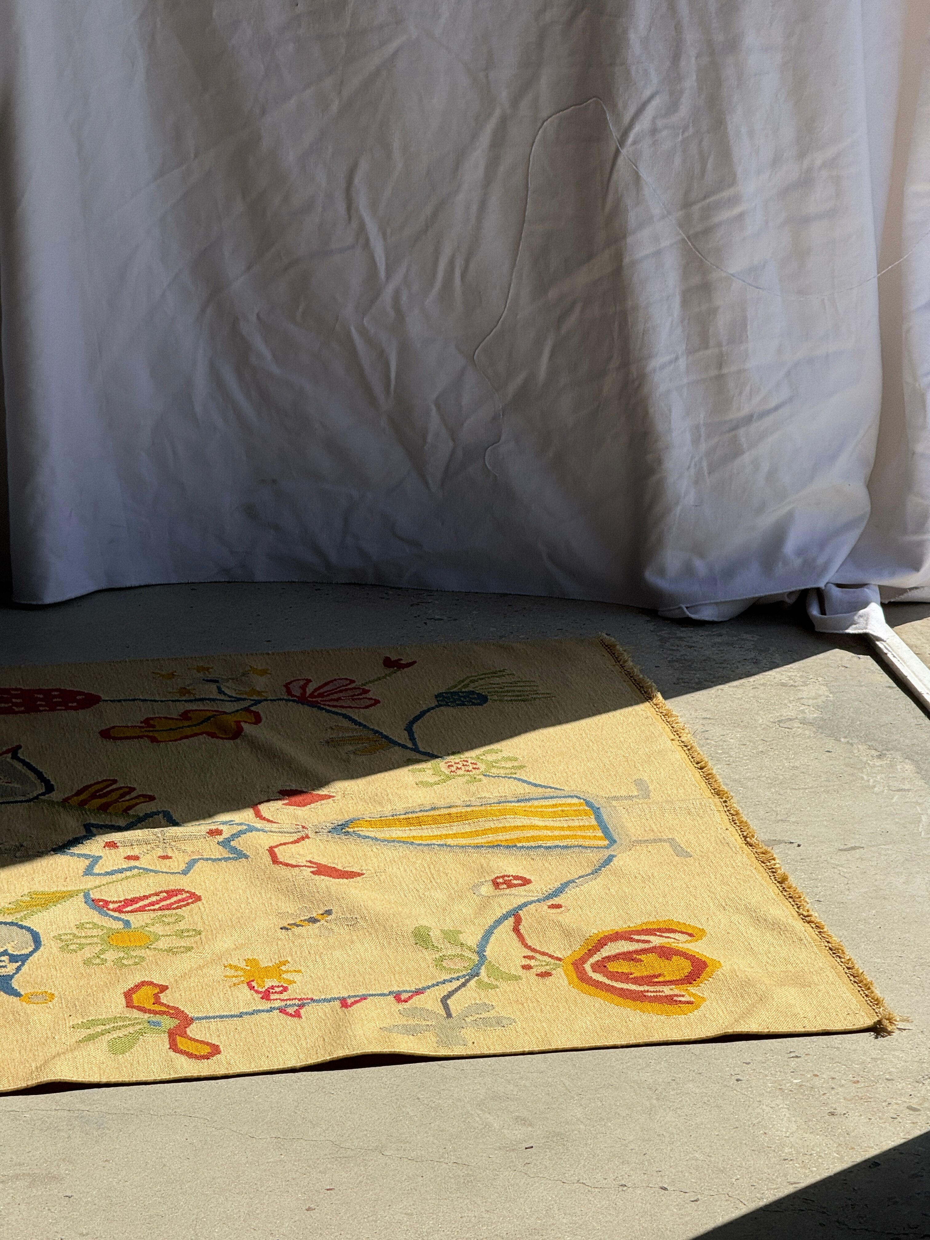 Large beige Indian rug with floral patterns 196x137.