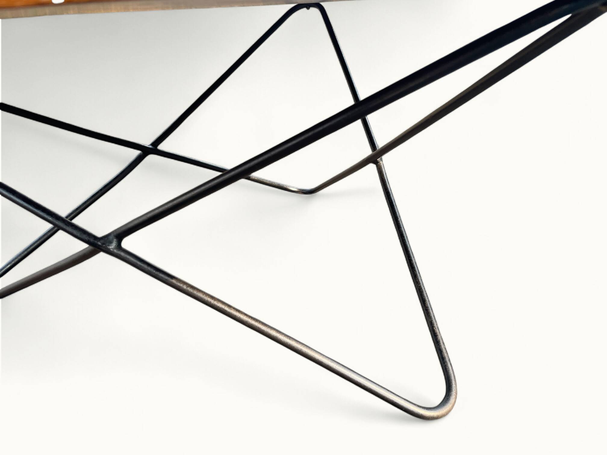 Table basse T.L.1 – Airborne – F. Lasbleitz – Chêne, métal laqué, laiton –