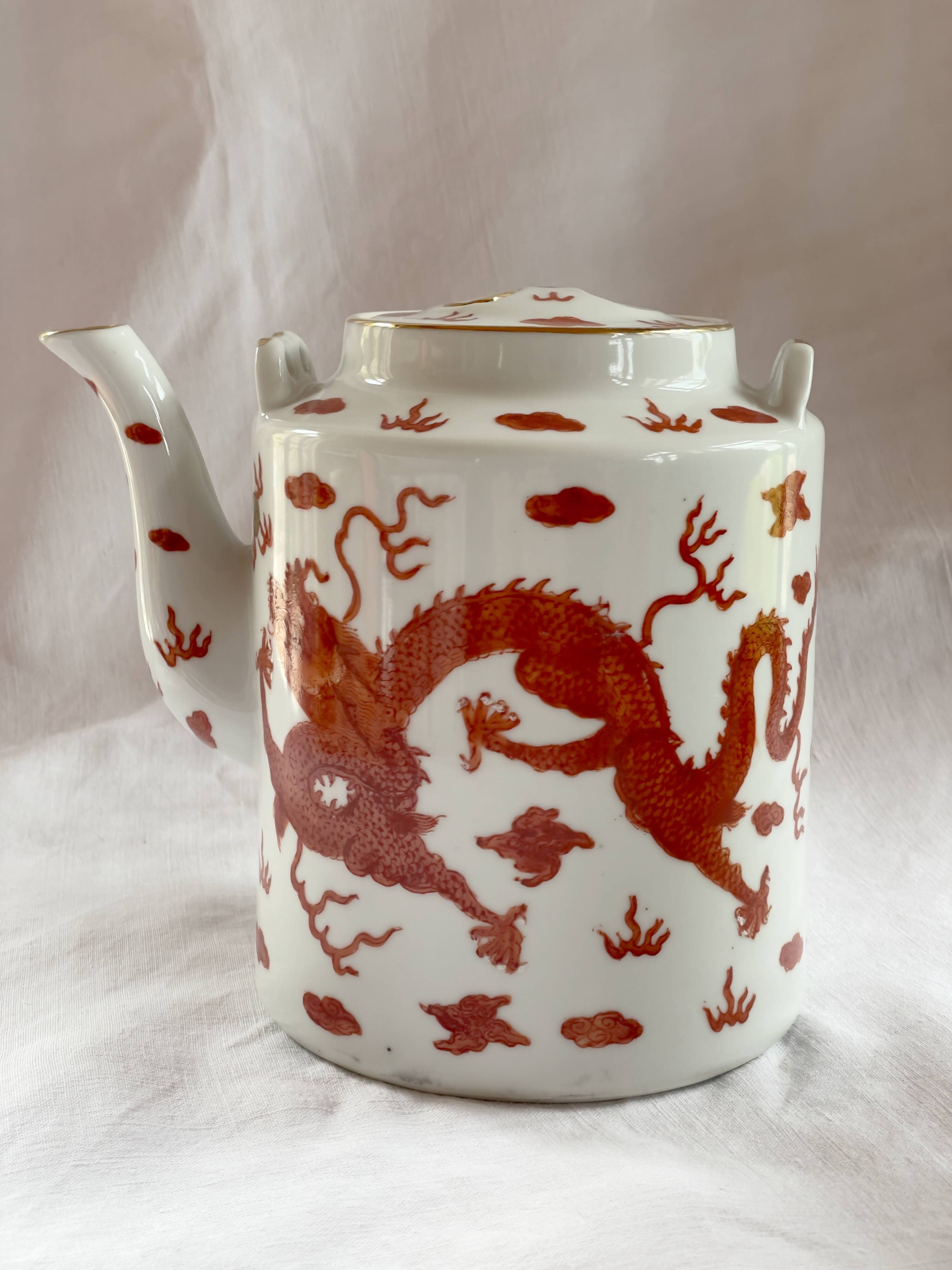 Teapot decorated with 2 dragons Republic 1912-1949 China