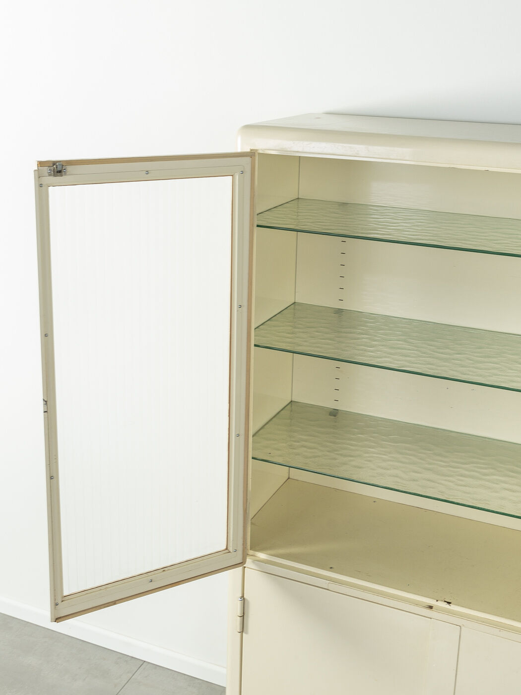 Armoire à pharmacie des années 1950 , Maquet