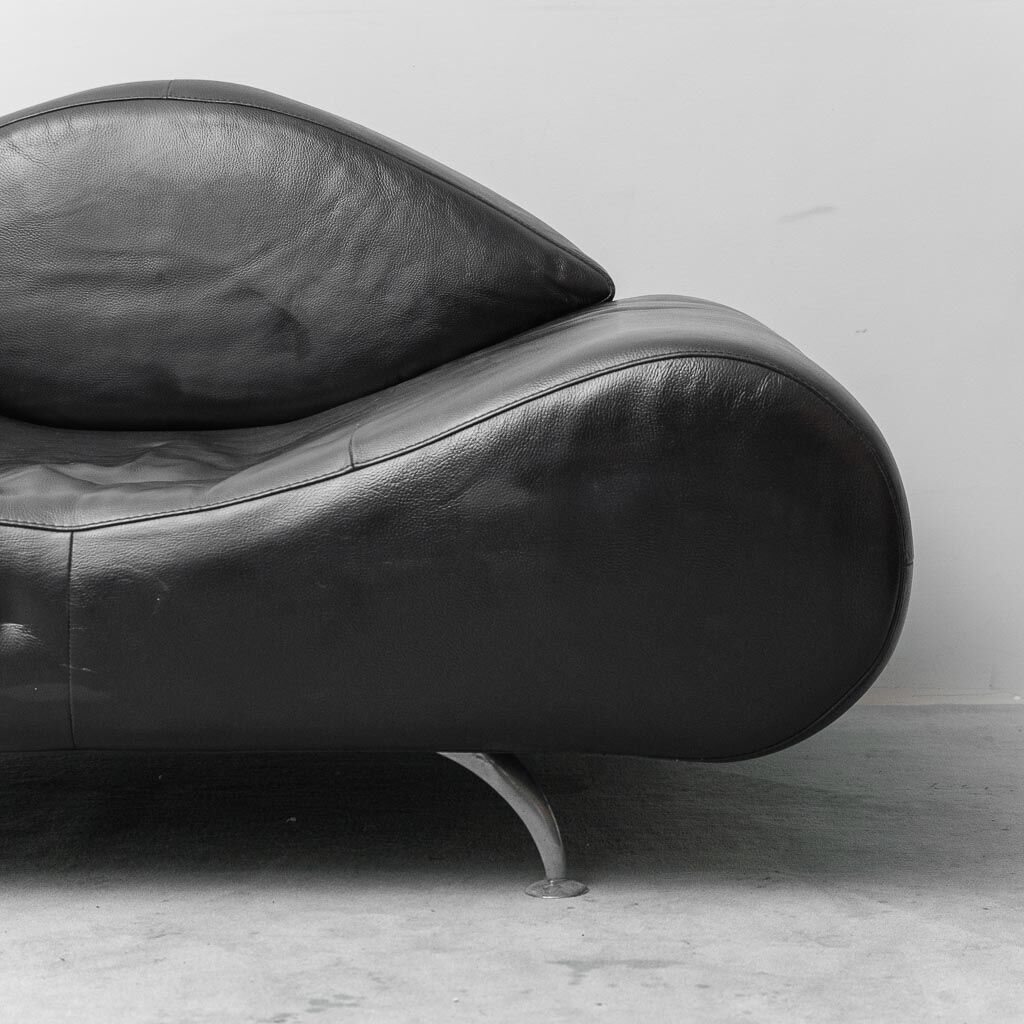 Vintage modern design armchair in black leather – 1990s lounge chair