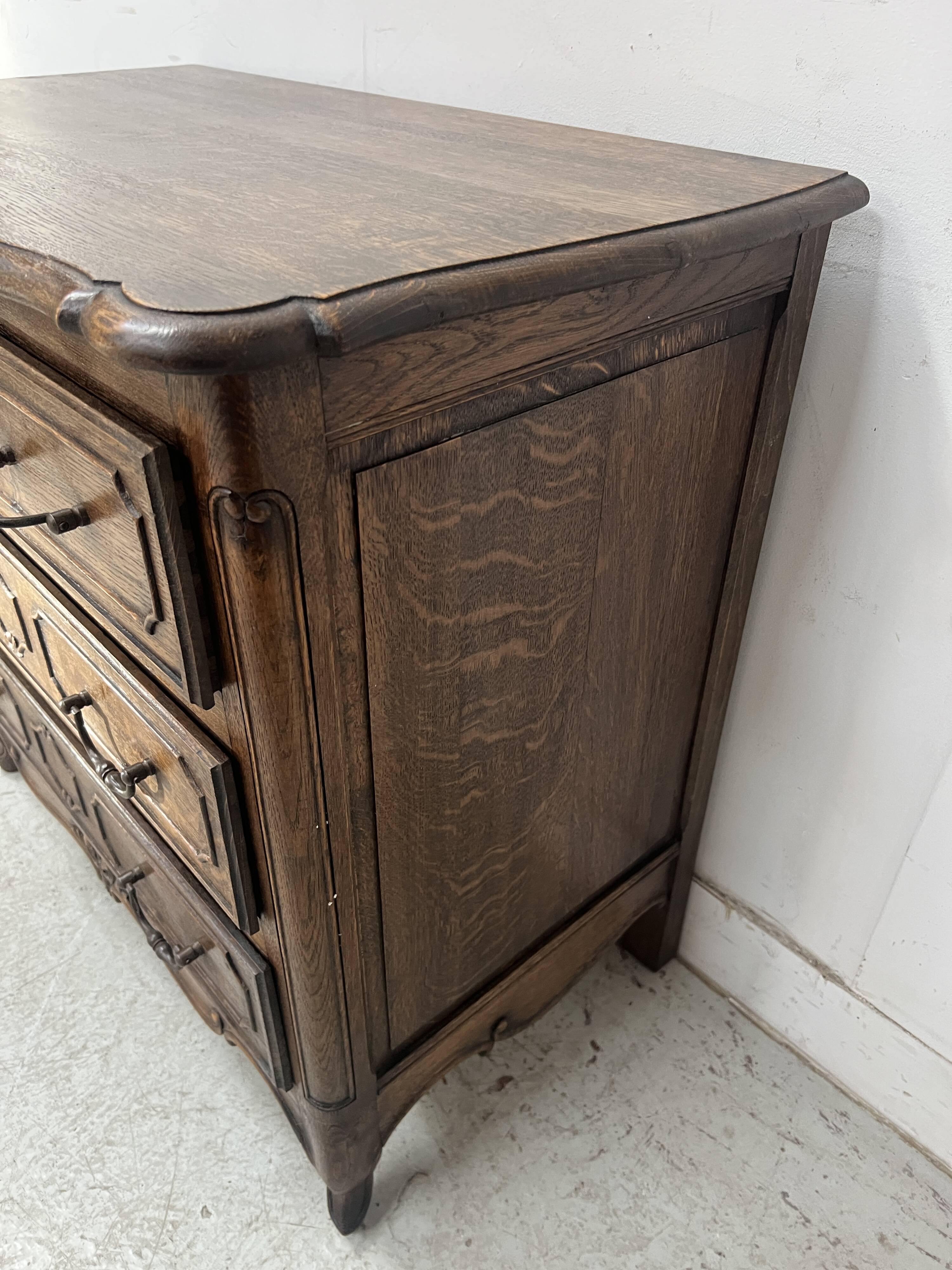 Commode de style Régence en chene sculpté XX siècle