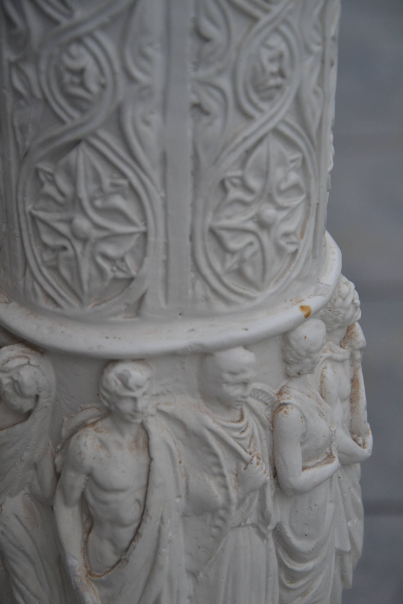 2 old plaster columns