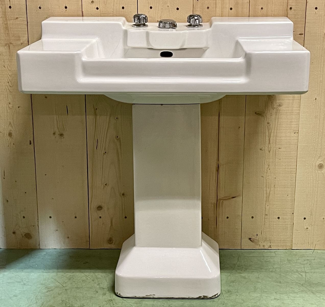 Floor washbasin from the 1930s in enamel of the brand JACOB DELAFON