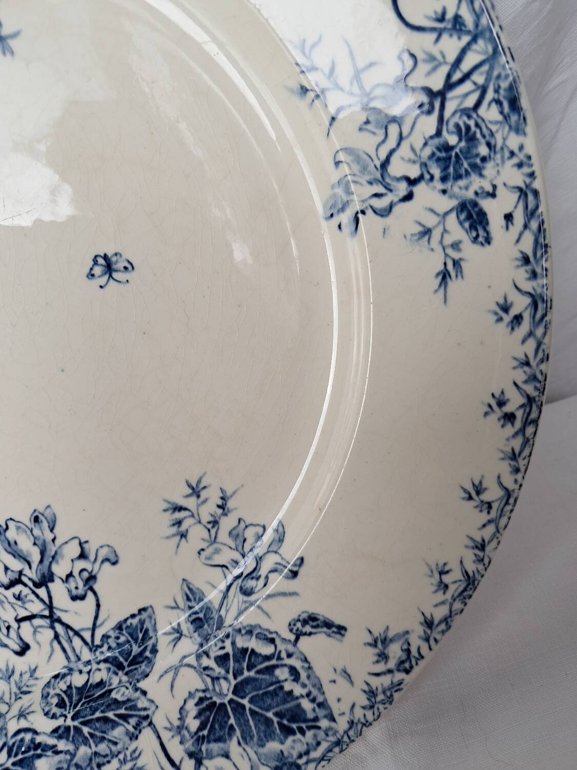Round Gien porcelain dish with blue cyclamen motif