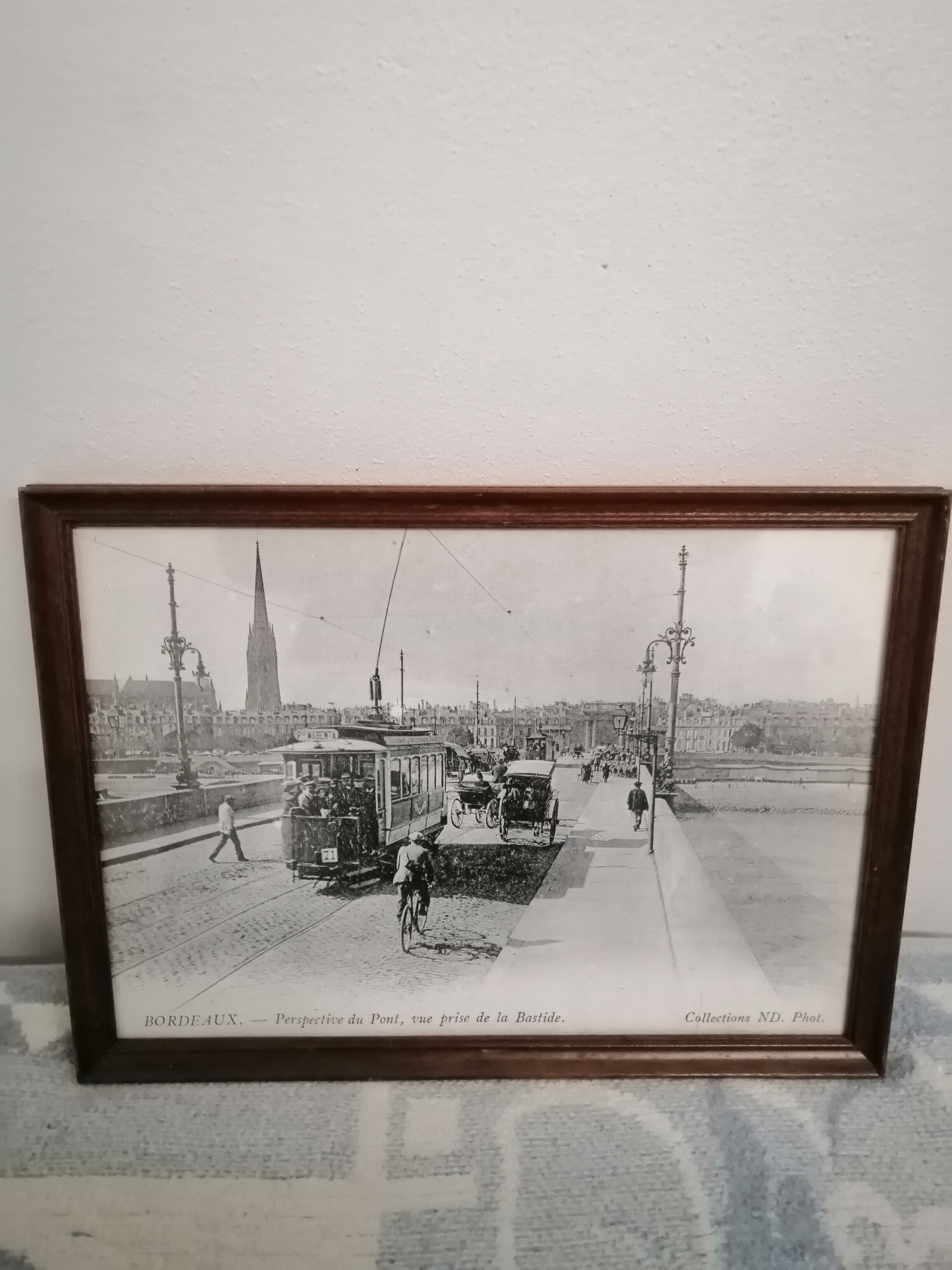 Photograph the tramway on pont de la garonne frames