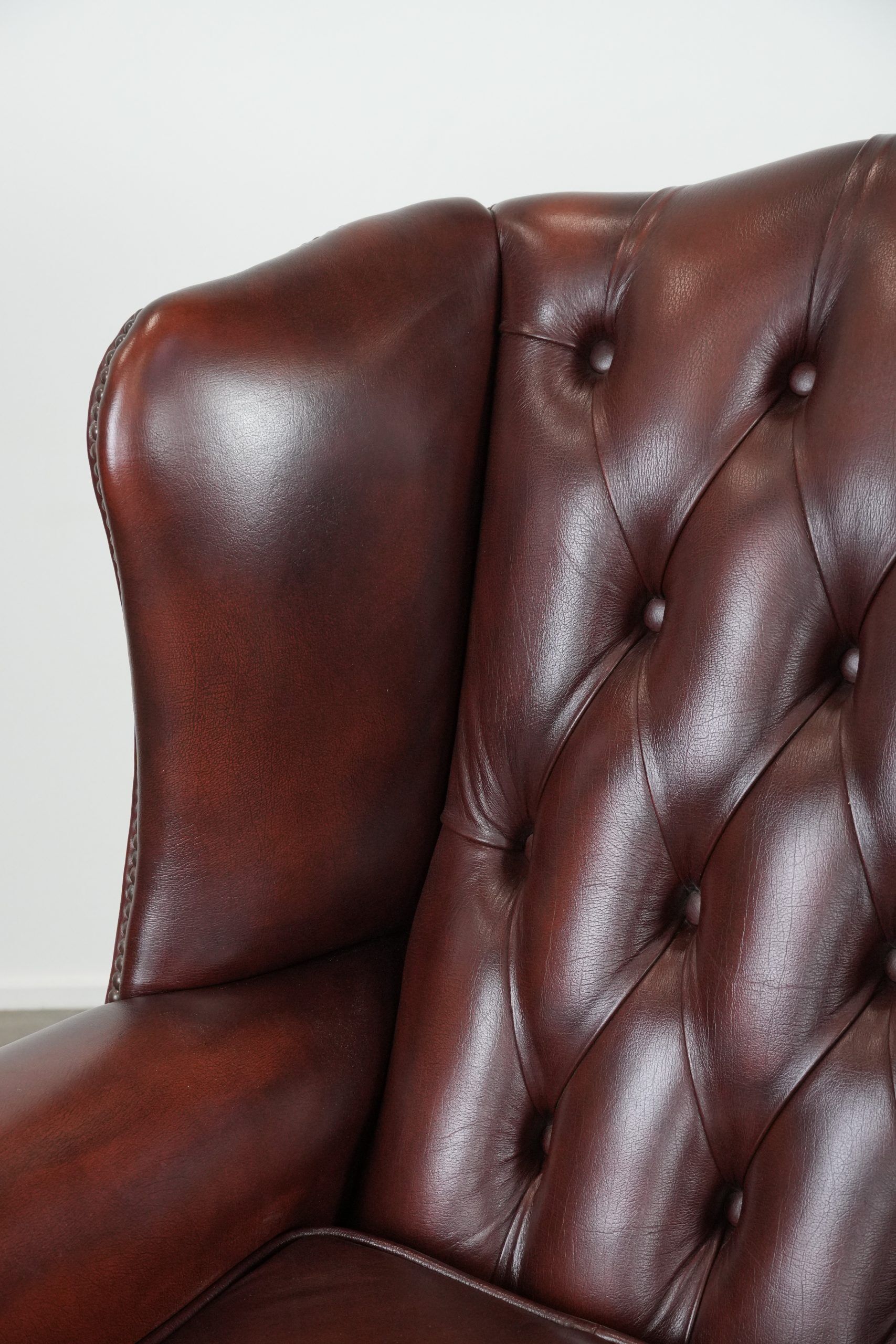Fauteuil à oreilles Chesterfield en cuir classique et élégant de style anglais