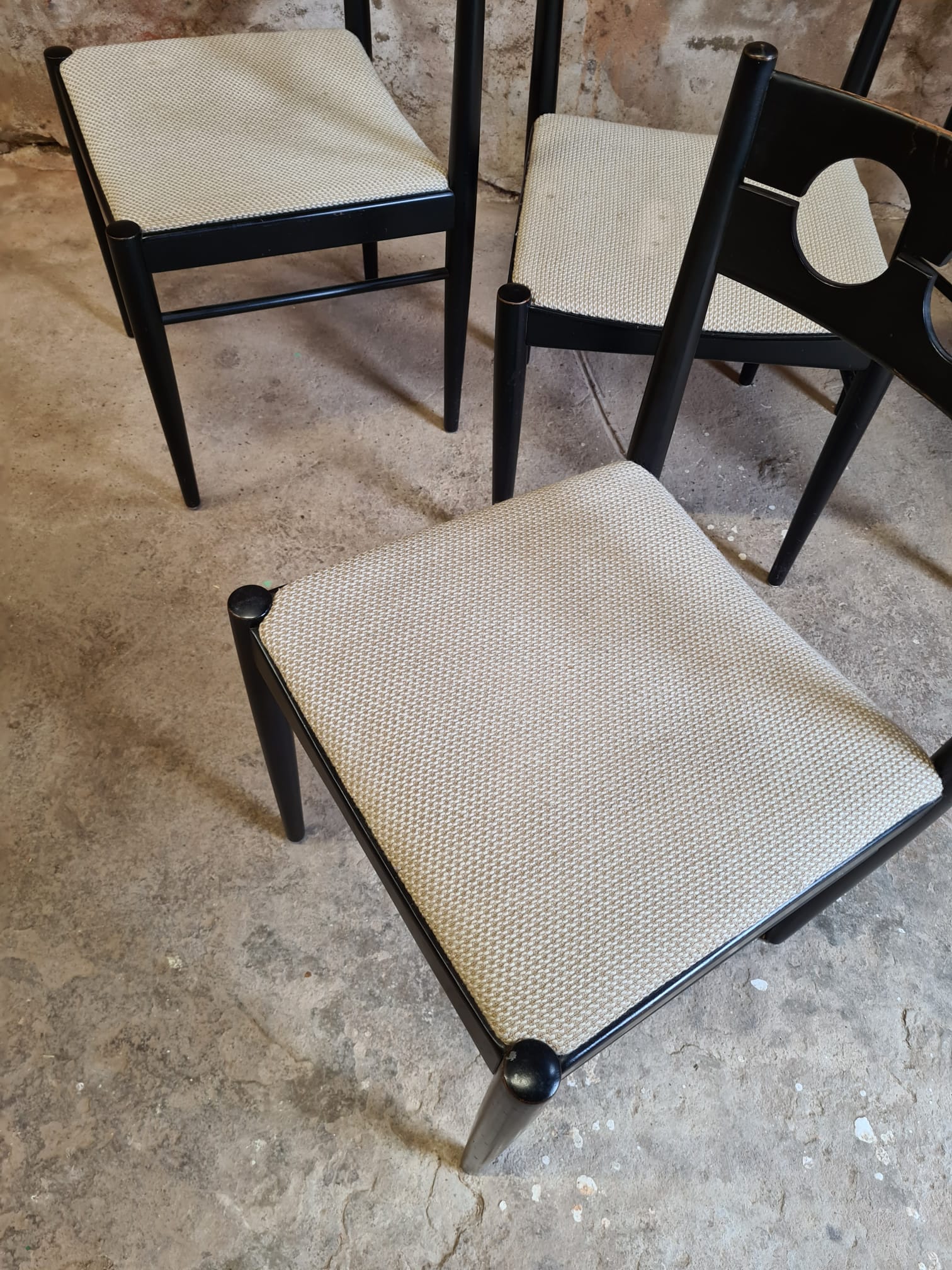 4 vintage wooden chairs 70"