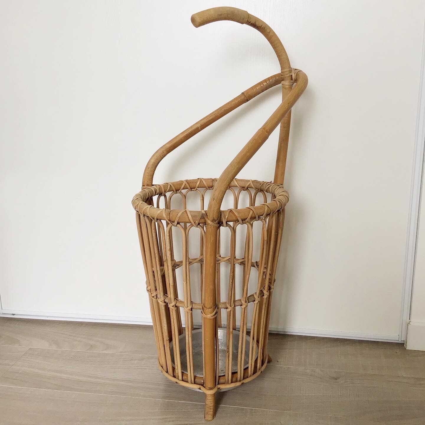 Vintage rattan umbrella door