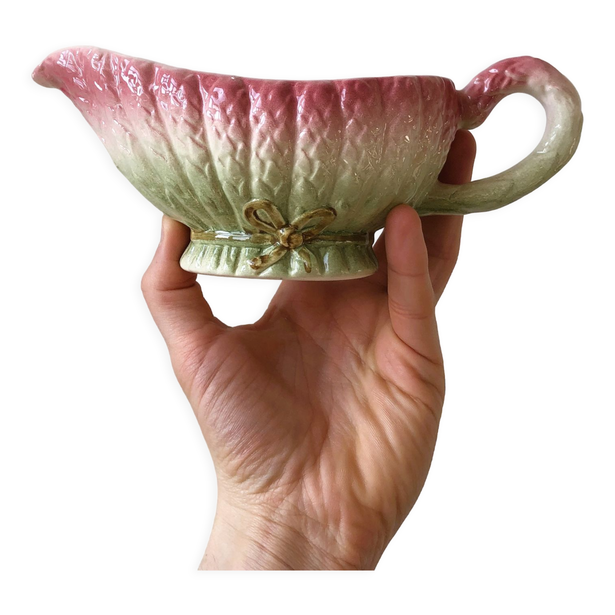 Saucière en barbotine avec un motif d'asperges dans les couleurs vieux rose et vert-blanc