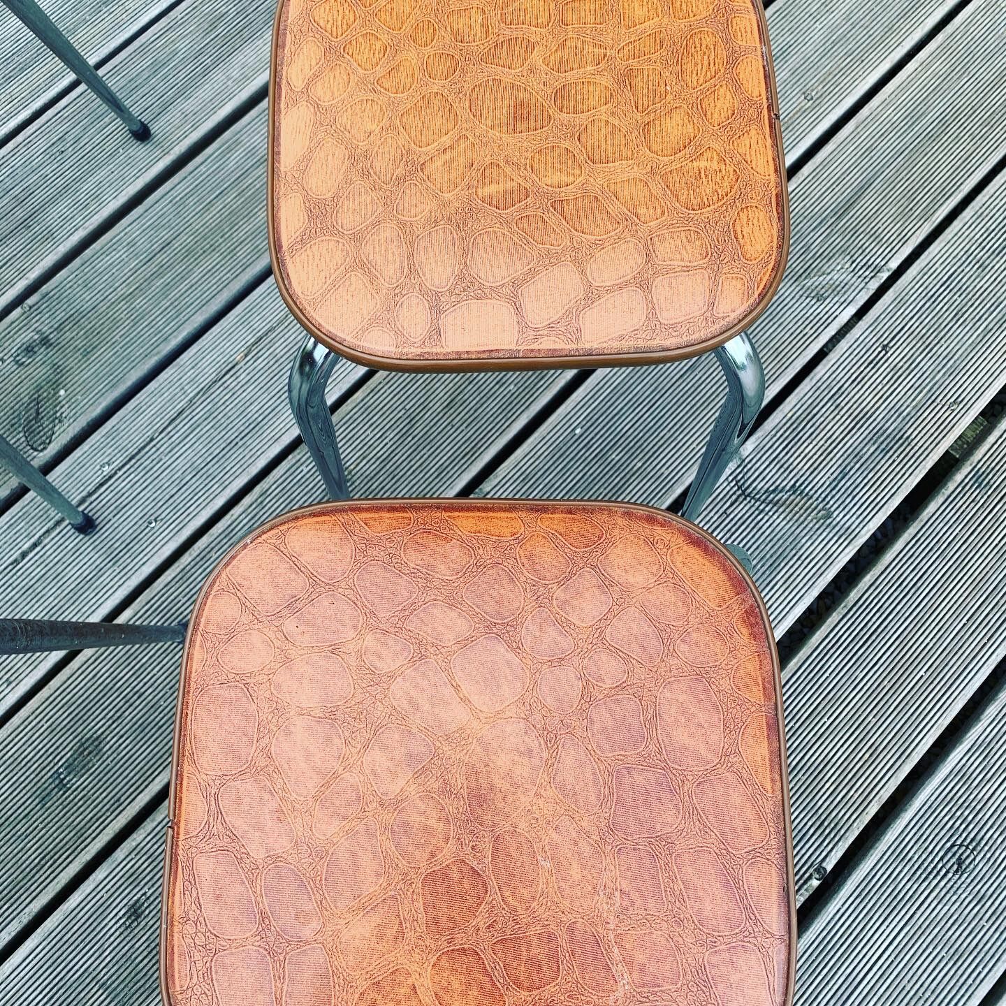 Lot of 4 chairs and 2 70s skai skai brown croc imitation stools
