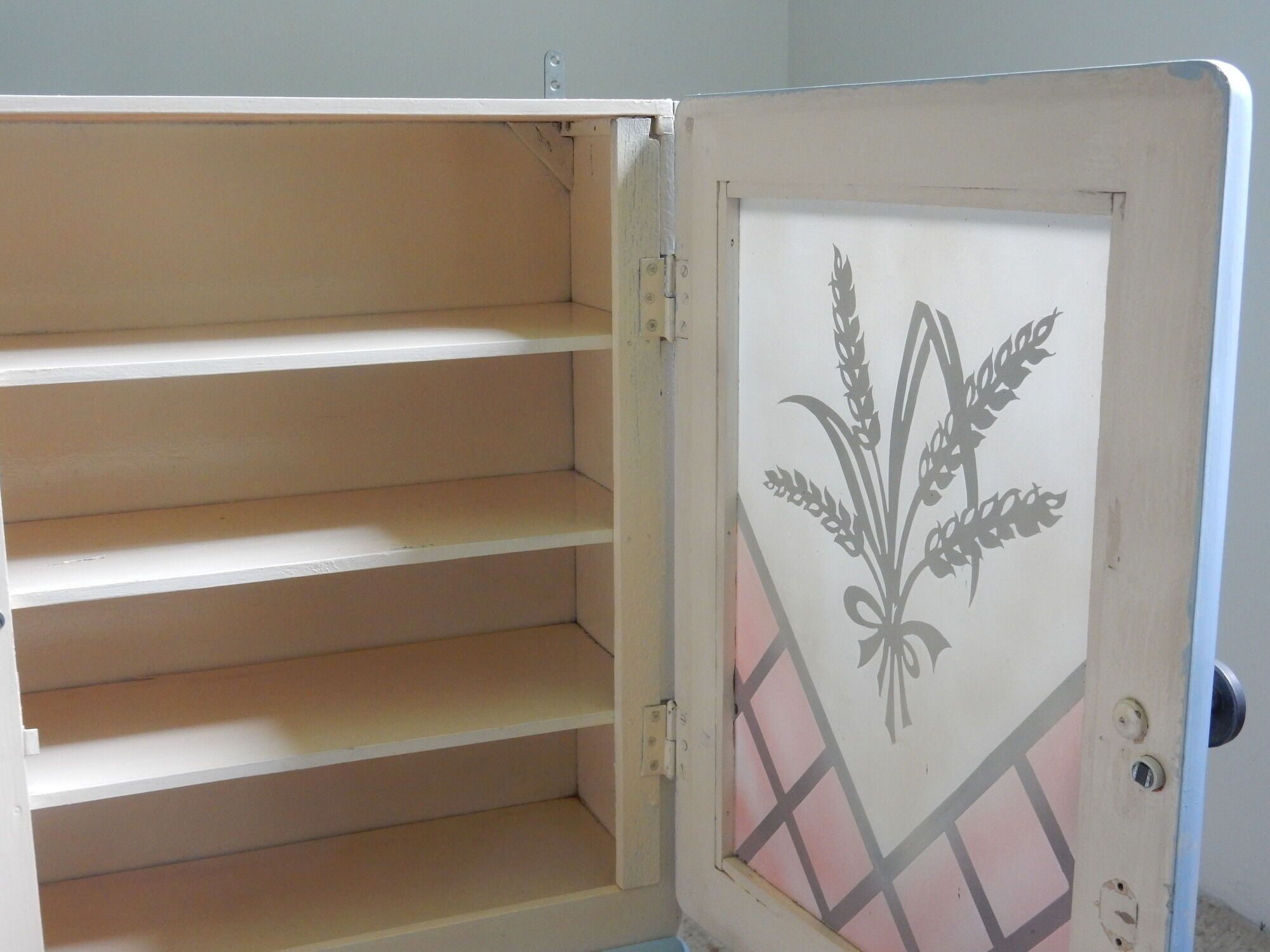 Double-door glass-door medicine cabinet art deco style
