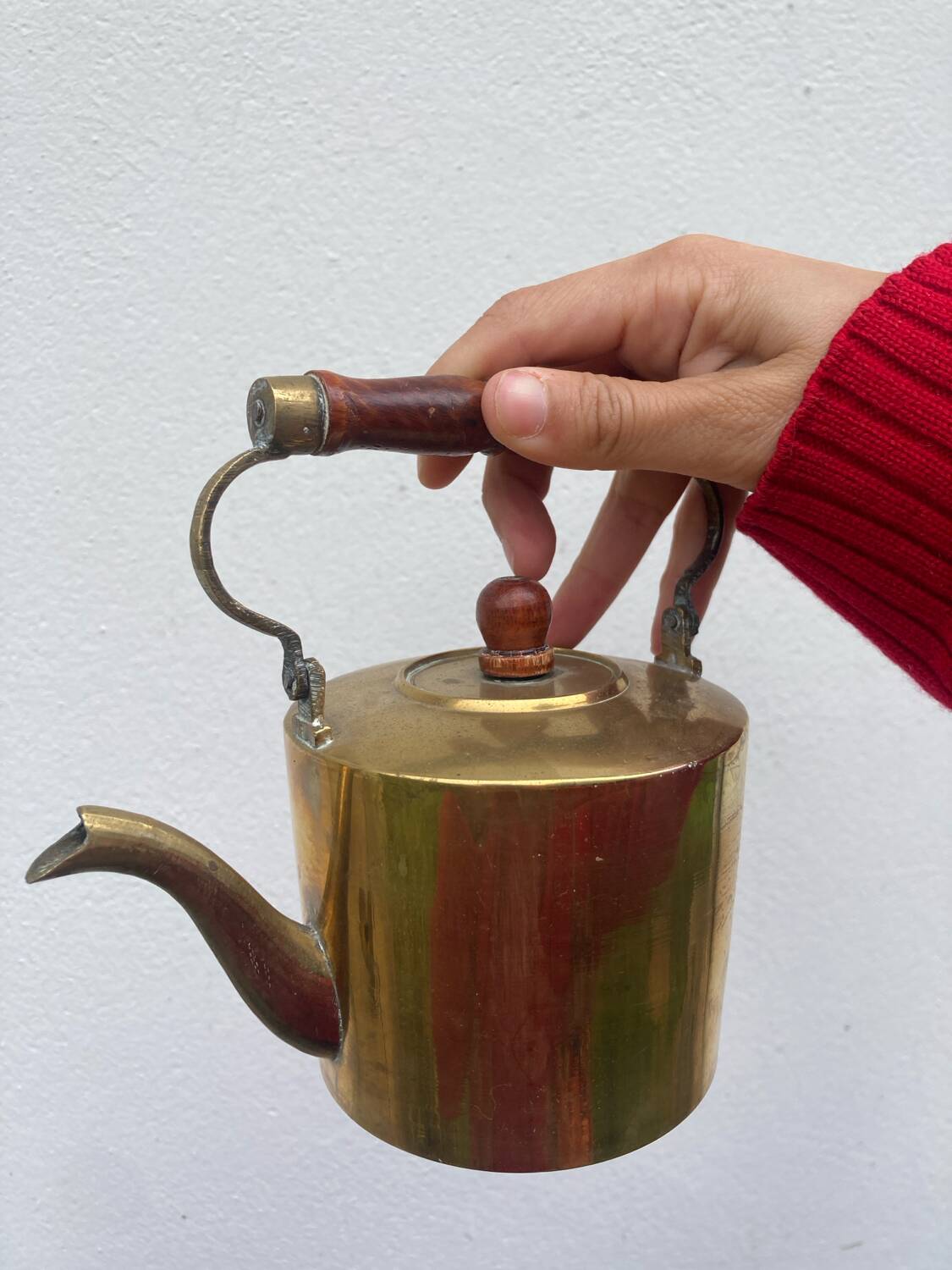 Théière en laiton dorée et bois