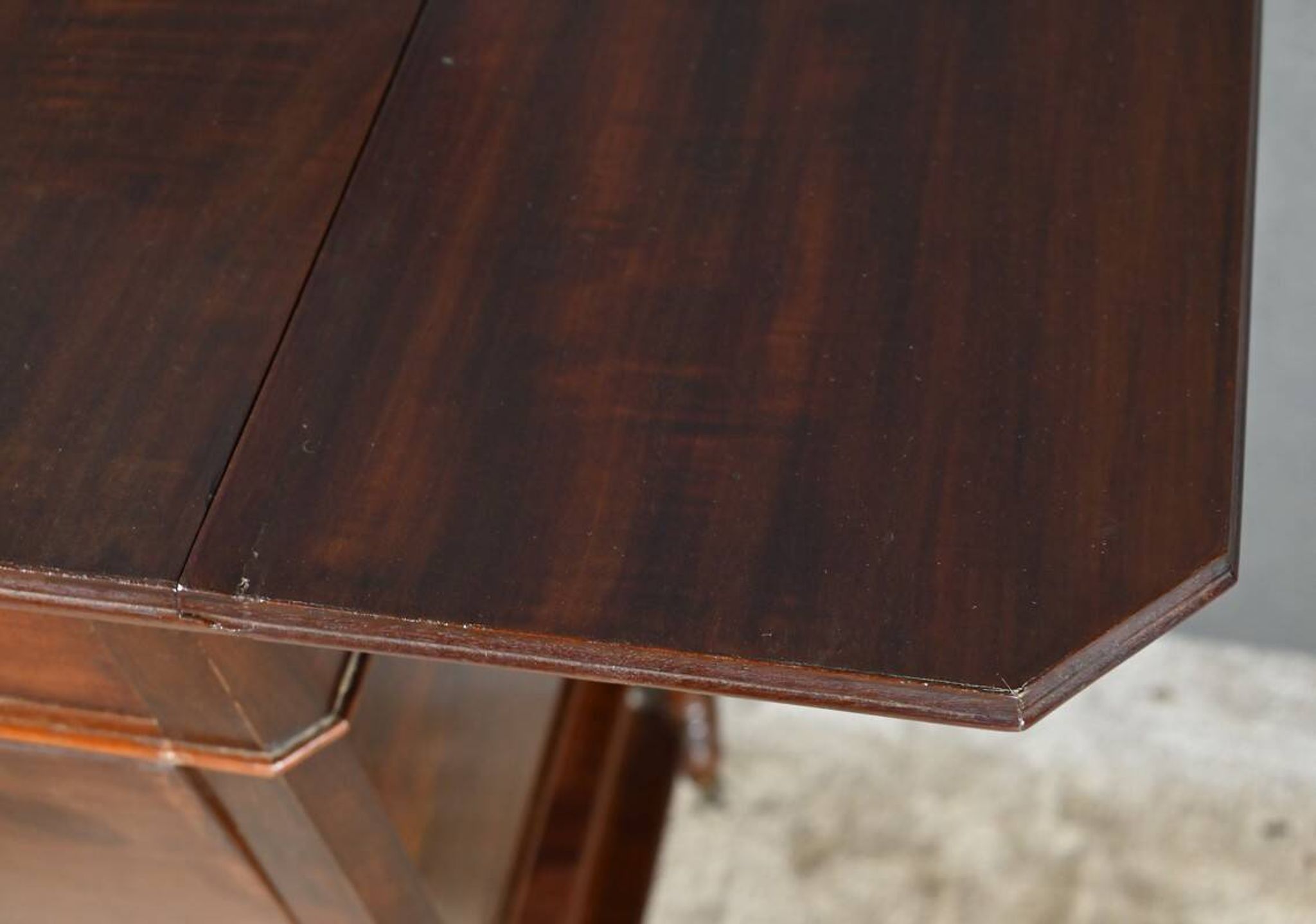 Petite table à volets en acajou, maison lemarchand, a. lemoine – milieu xixe
