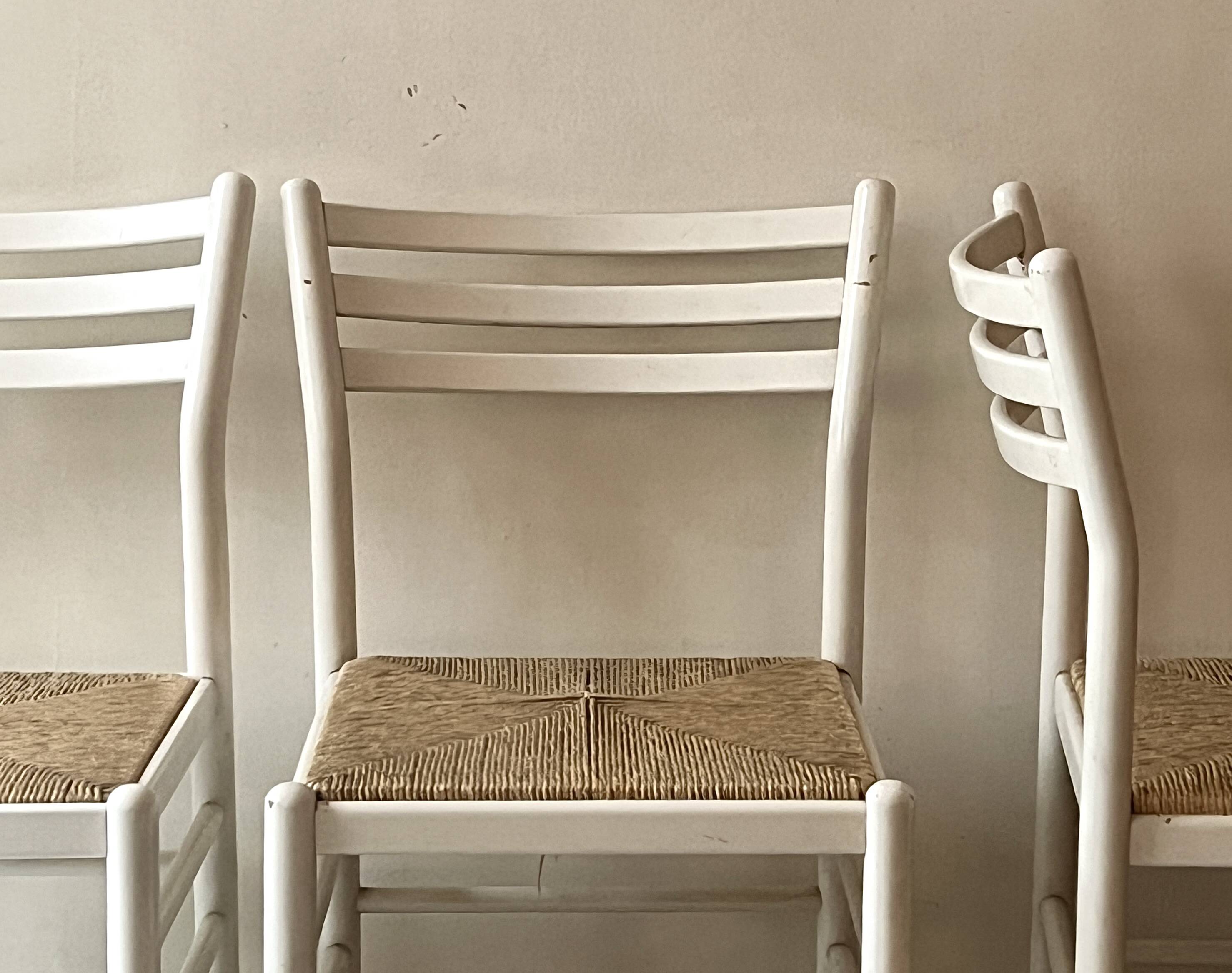 Paire de chaises vintage en bois blanc et paille