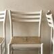 Paire de chaises vintage en bois blanc et paille