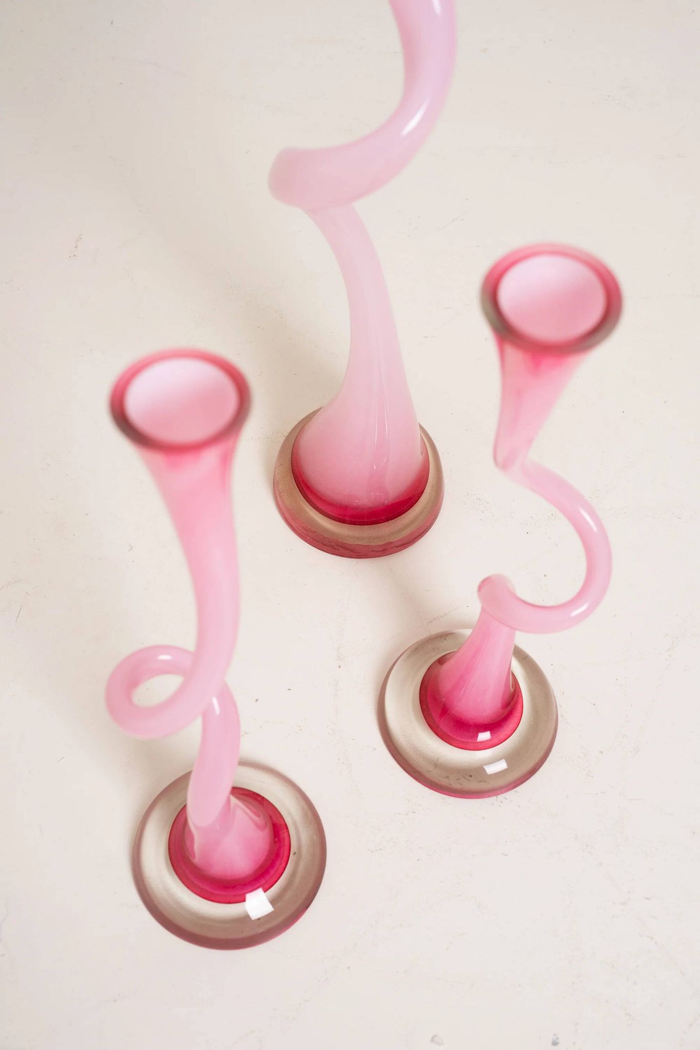 3 vases en verre rose tourbillonnant