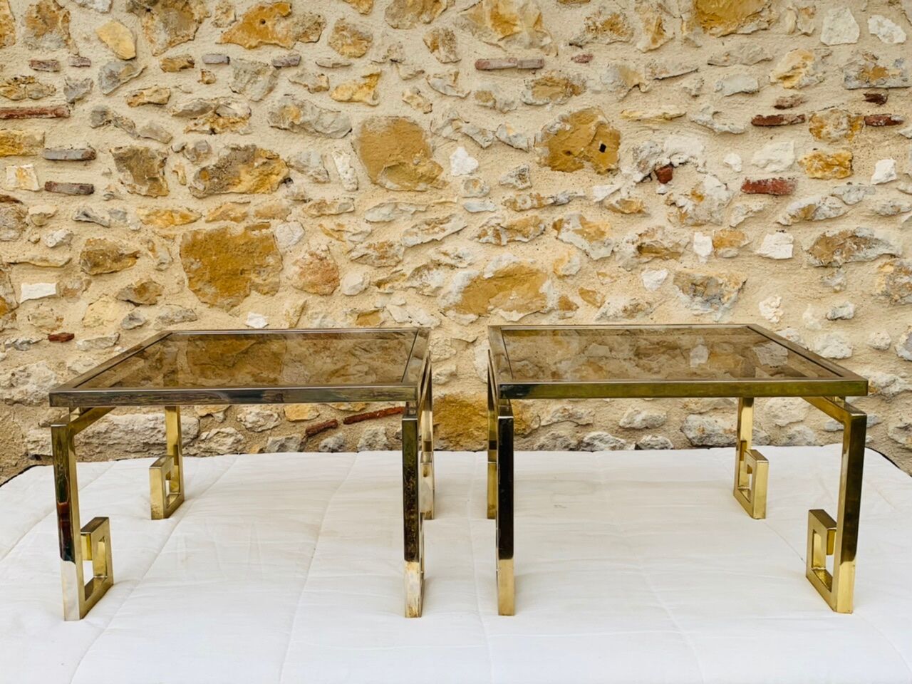 Paire de tables d’appoint laiton et verre circa 1970/80