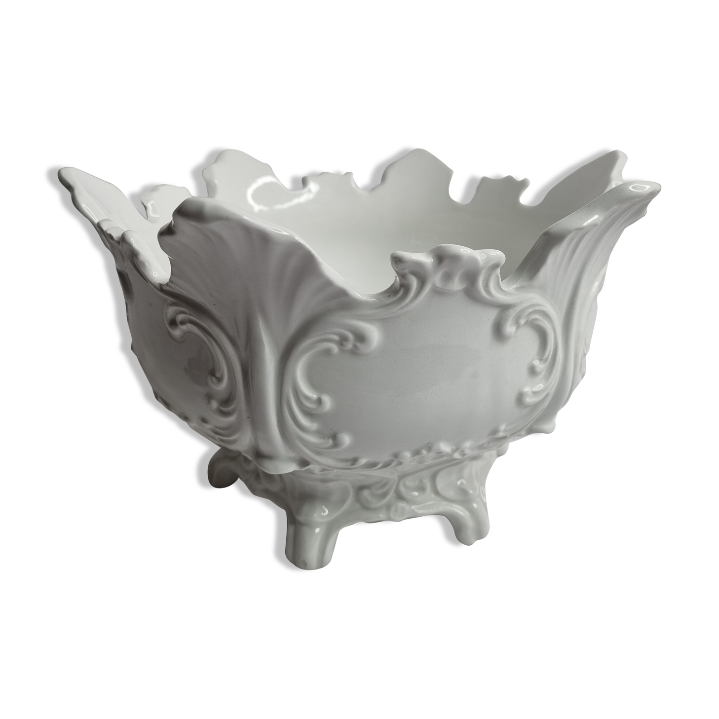 Enamelled white ceramic pot cover