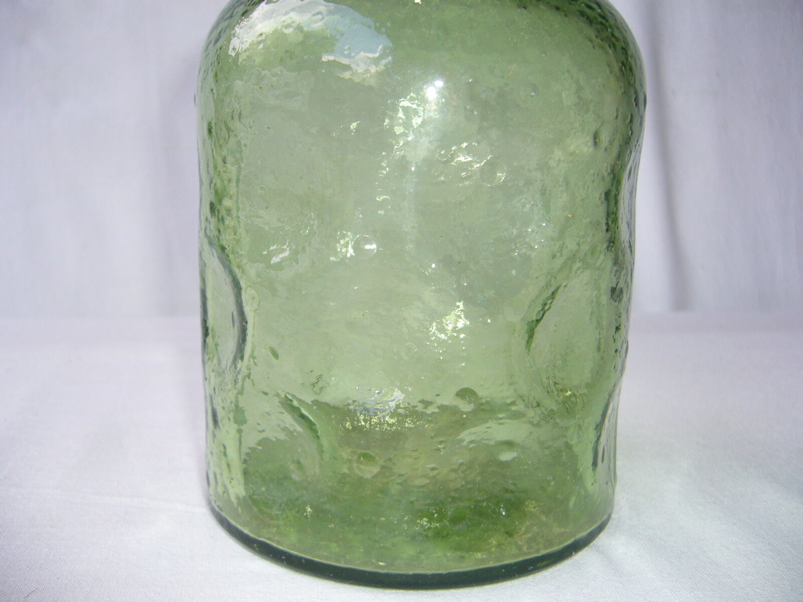 Bouteille vintage en verre bullé vert