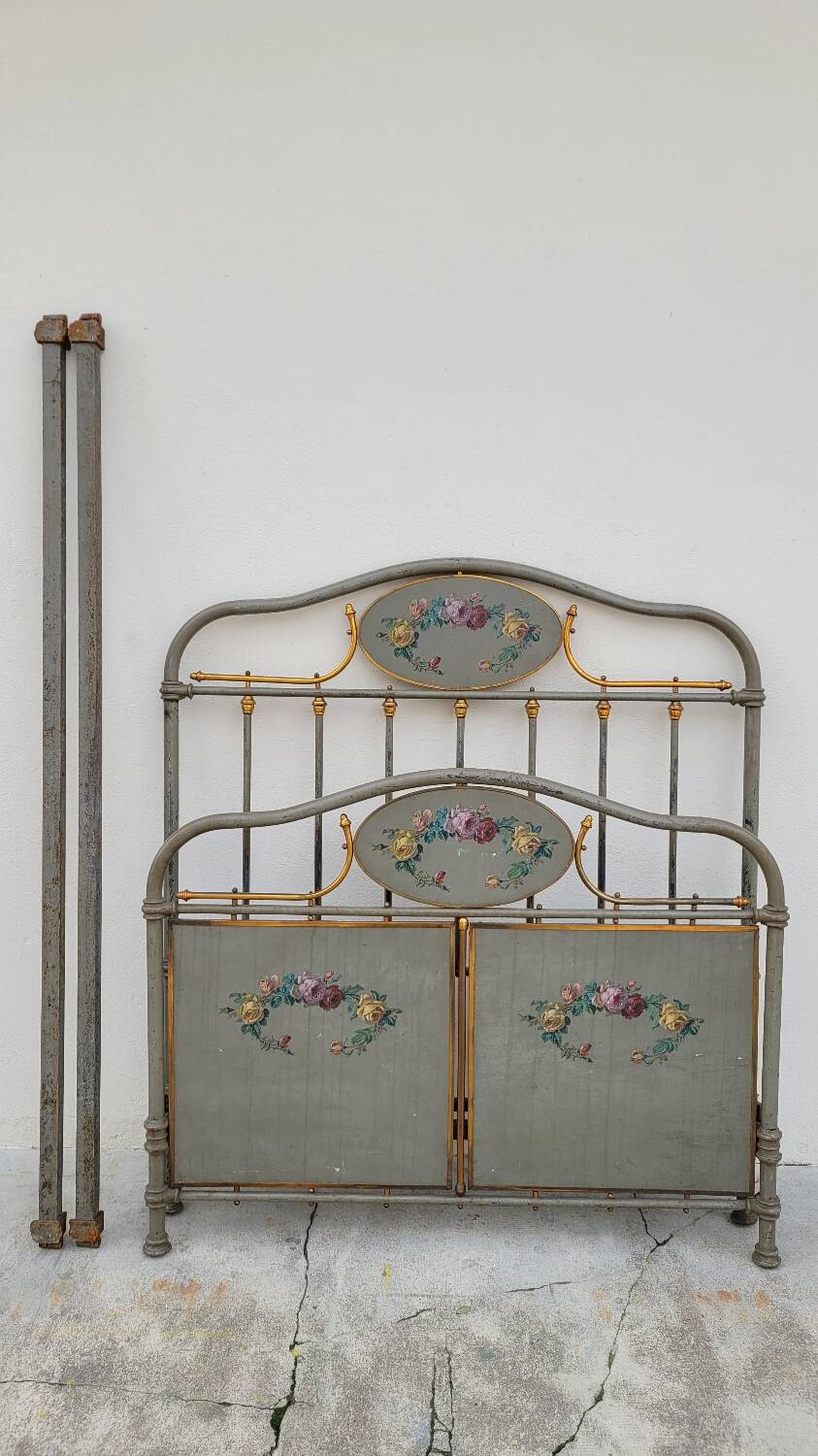 Cast iron bed decorated with flowers from the 19th century