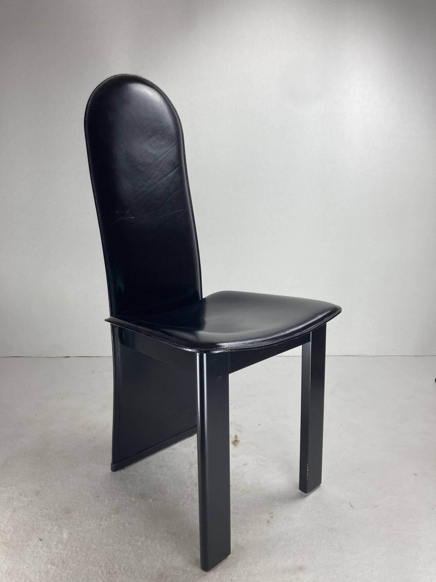 Post modern Memphis high back black leather stitched organic dining chairs, set of 6. Italy, 1980s