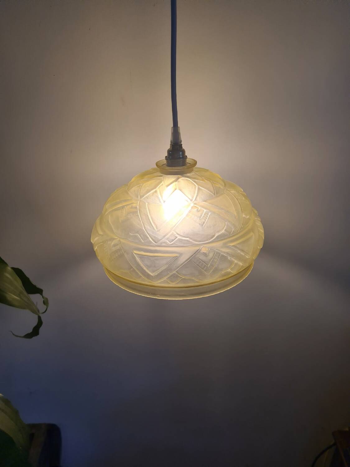 Light yellow Art Deco lampshade pendant light
